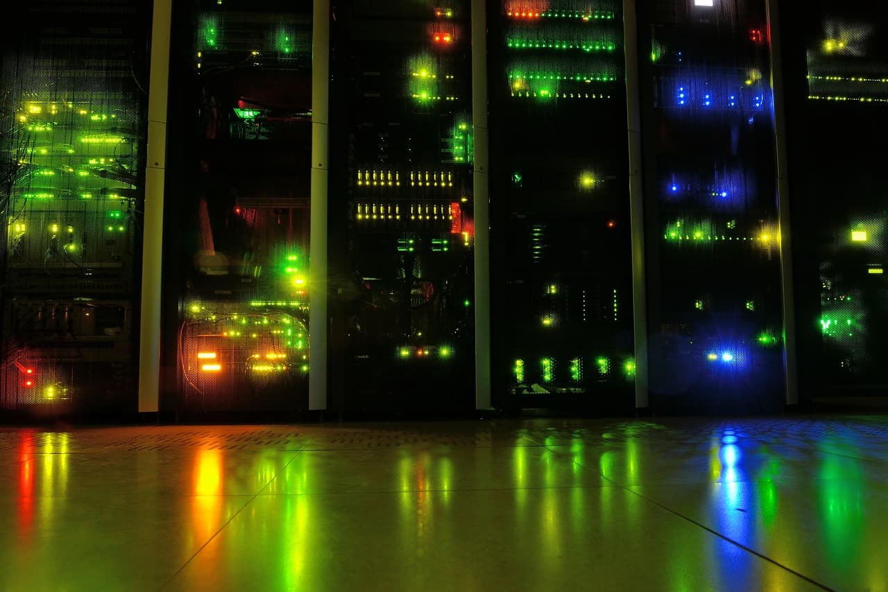 Corredor de racks iluminados em data center