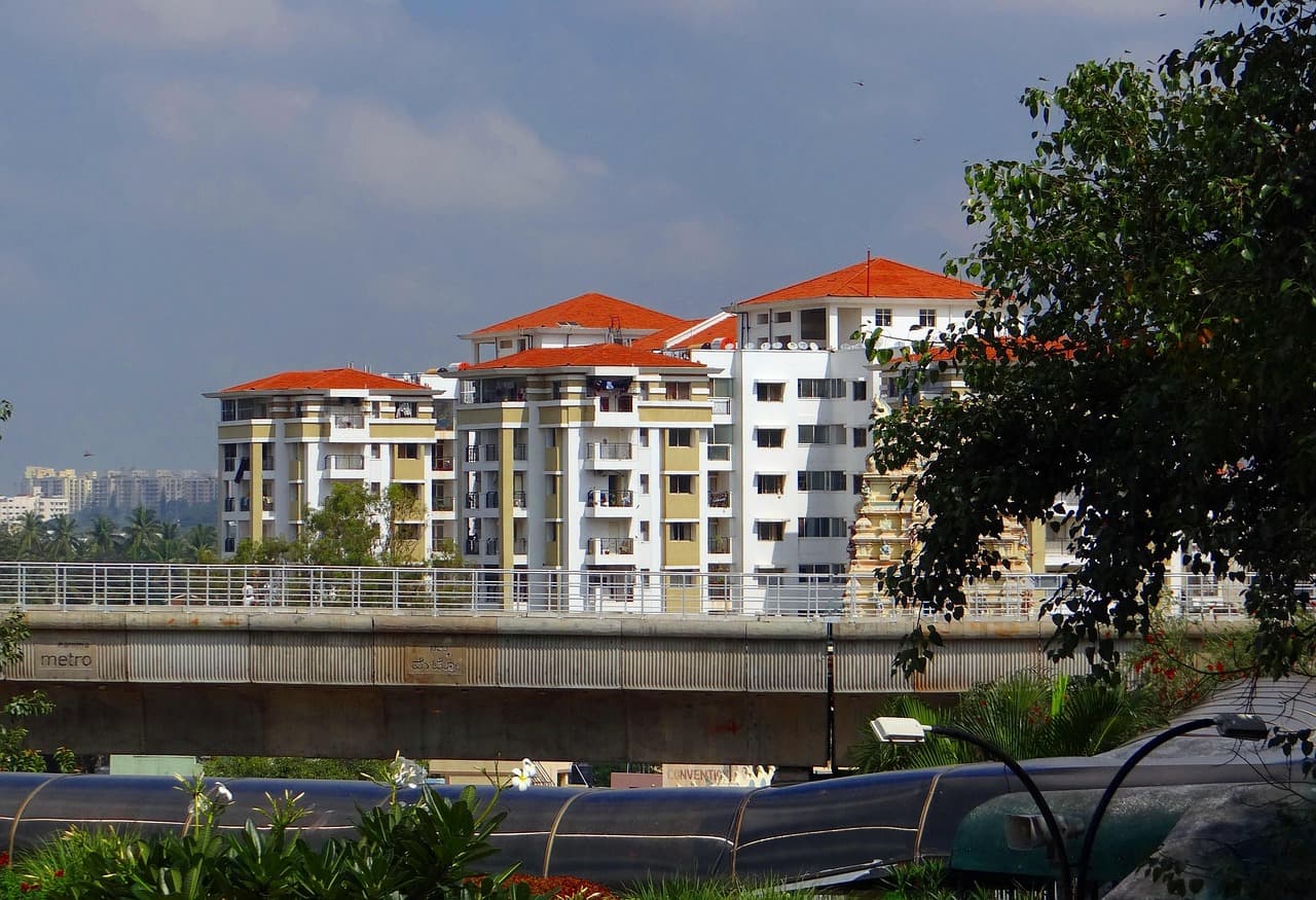 Vista urbana de Bengaluru, Índia, com prédios residenciais e linha do metrô