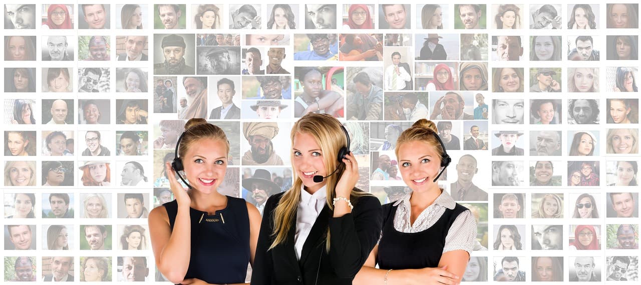 Operadoras de call center com headsets representando atendimento com IA
