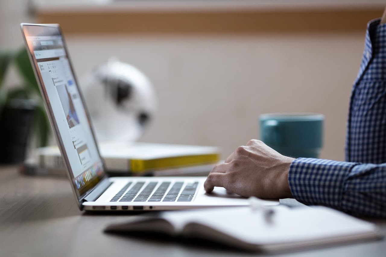 Laptop com navegador aberto em ambiente de trabalho