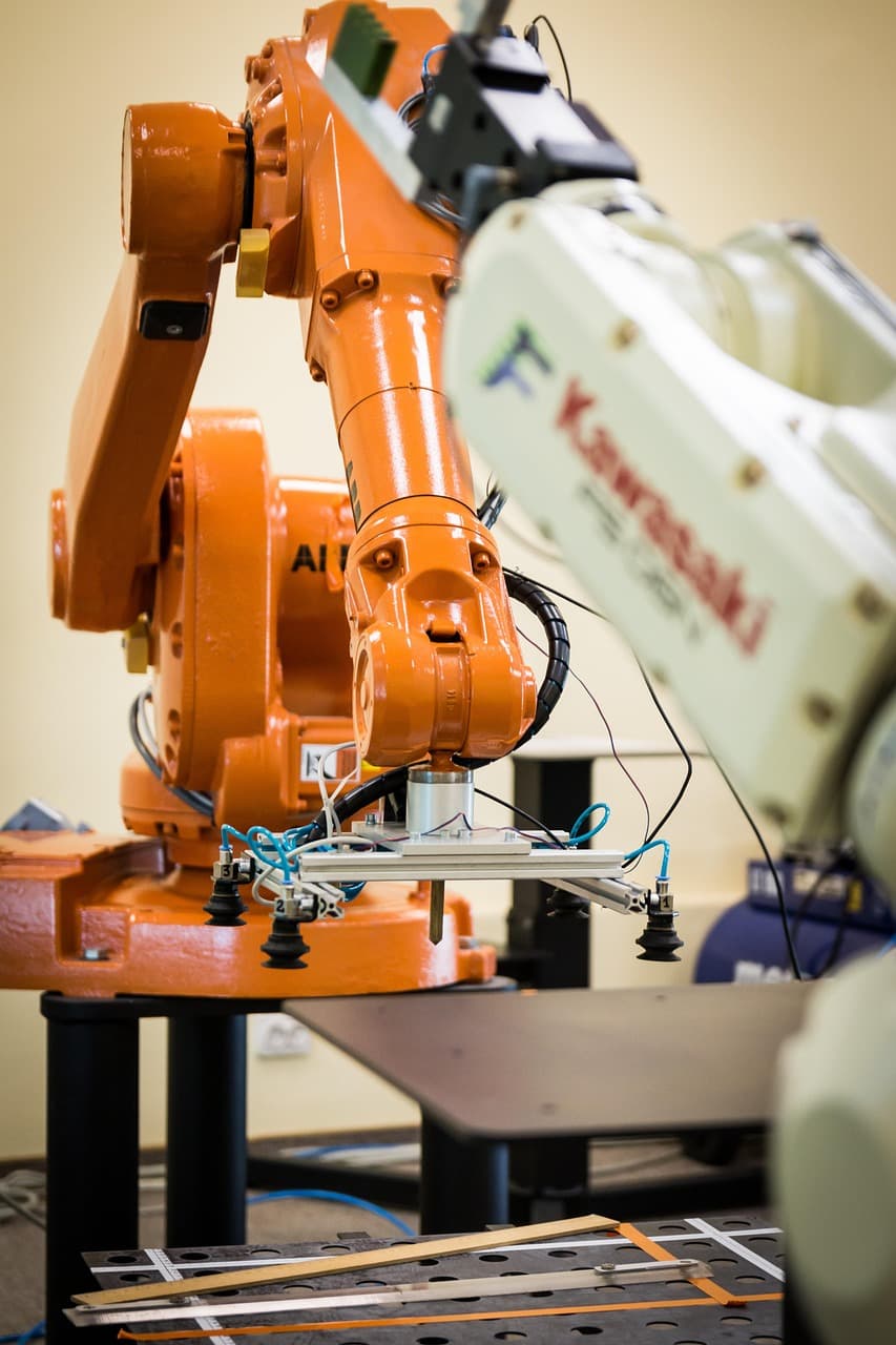 Robôs industriais em operação em ambiente fabril