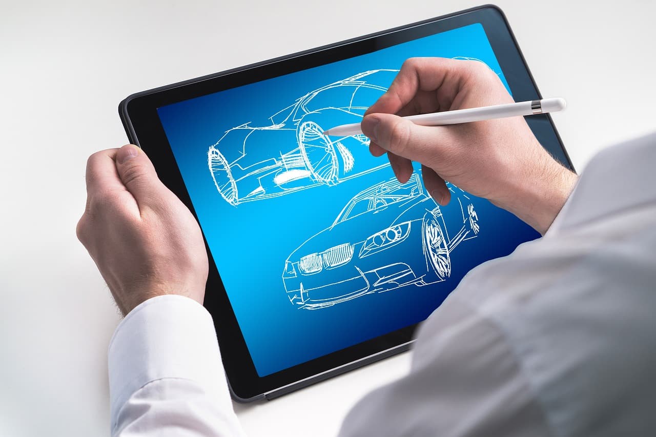 Mão desenhando em tablet com caneta digital, close do traço