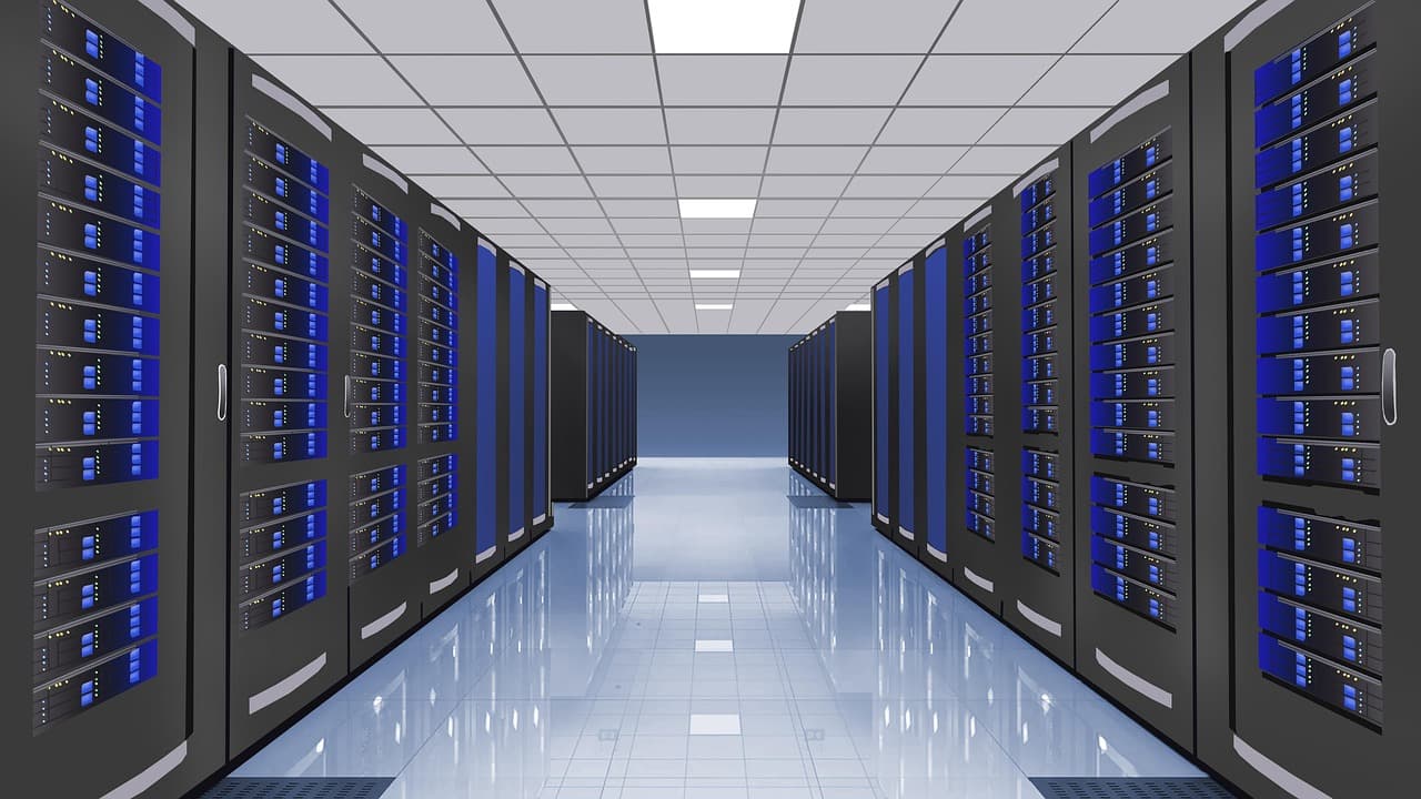 Corredor de data center com servidores e luzes azuis
