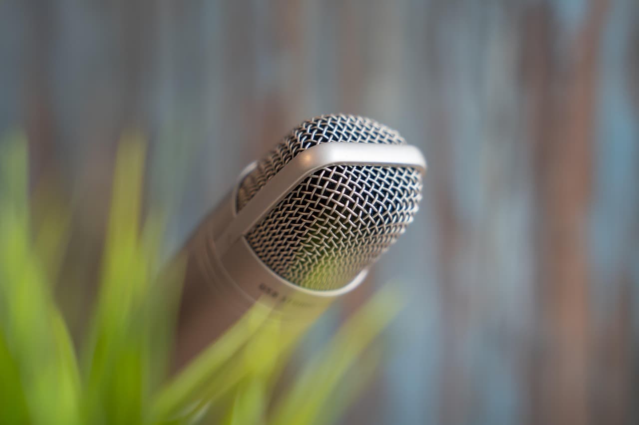 Microfone de estúdio simbolizando podcasts gerados por IA