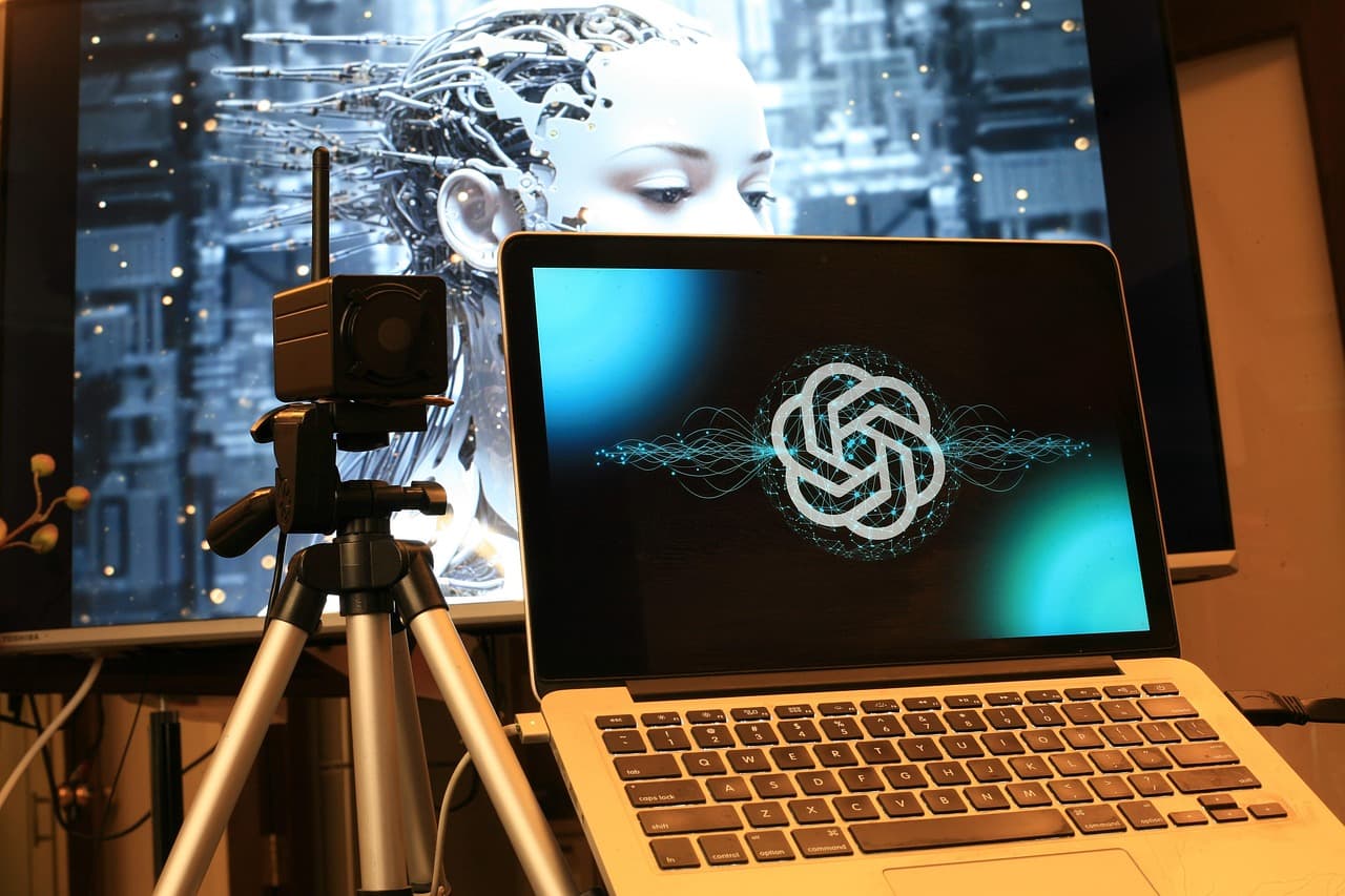 Laptop exibindo o logo do ChatGPT diante de imagem de IA, conceito de anúncios no ChatGPT