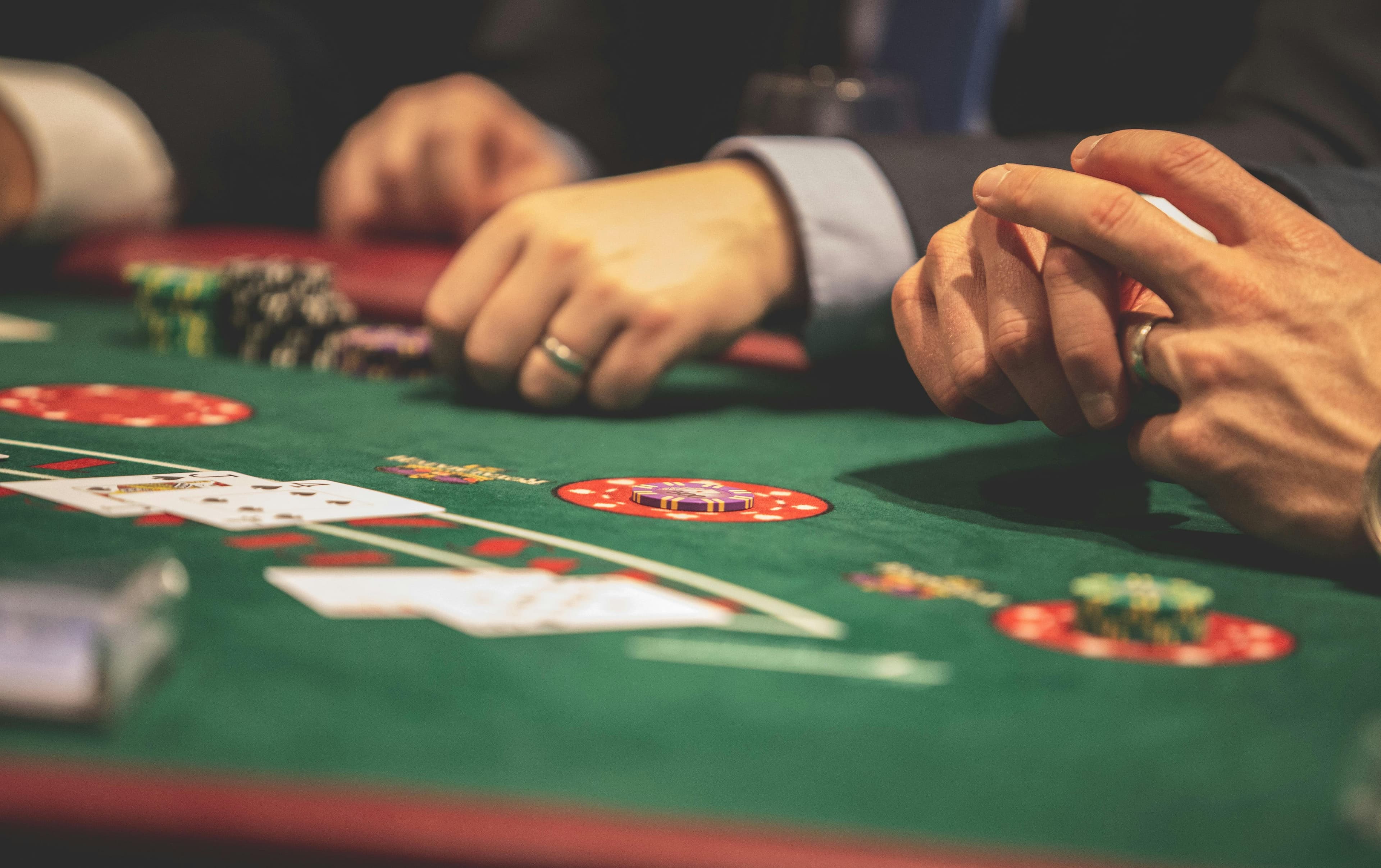 Cartas e fichas de poker representando teste de risco no Game Arena