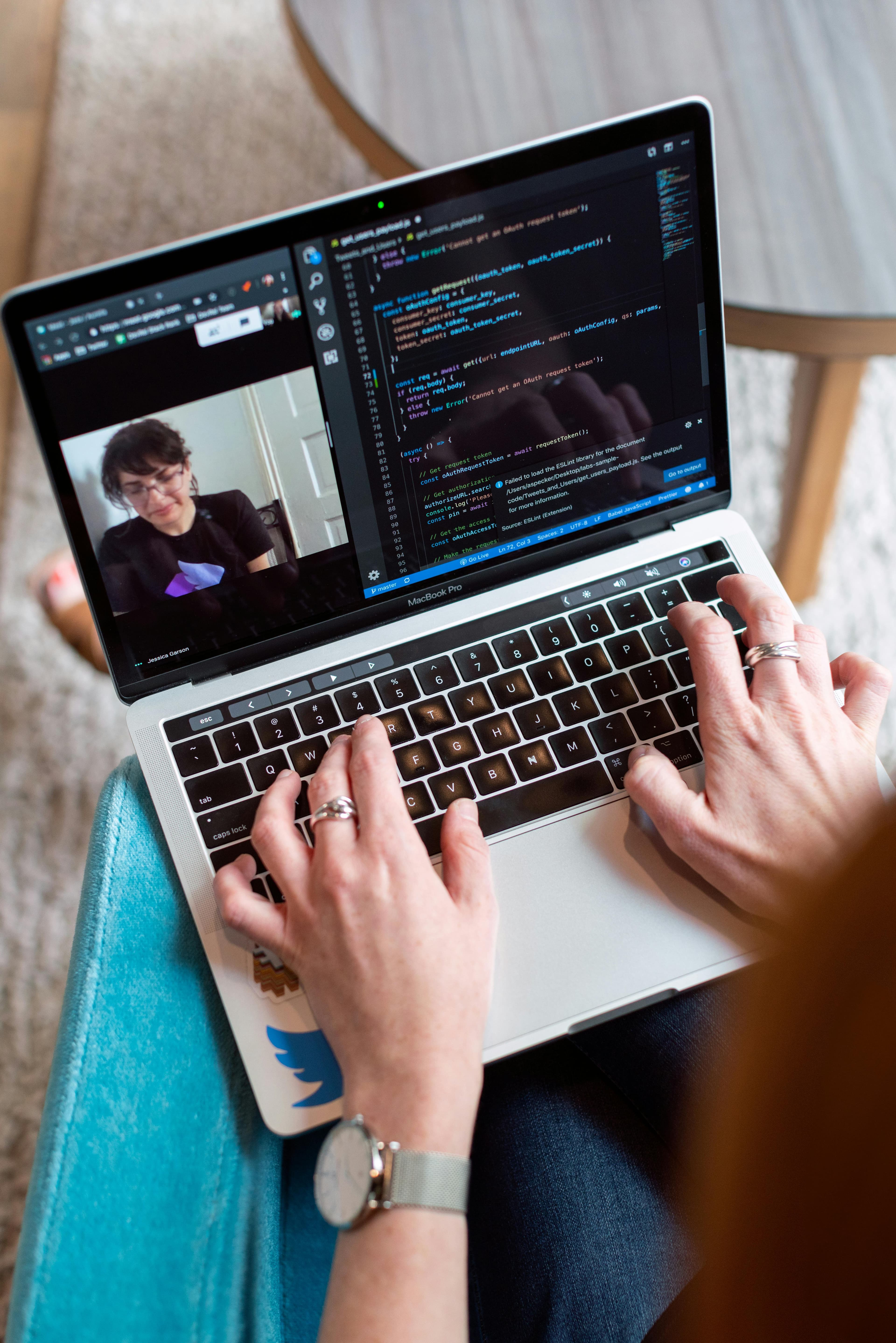 Laptop com editor de código aberto em mesa de trabalho