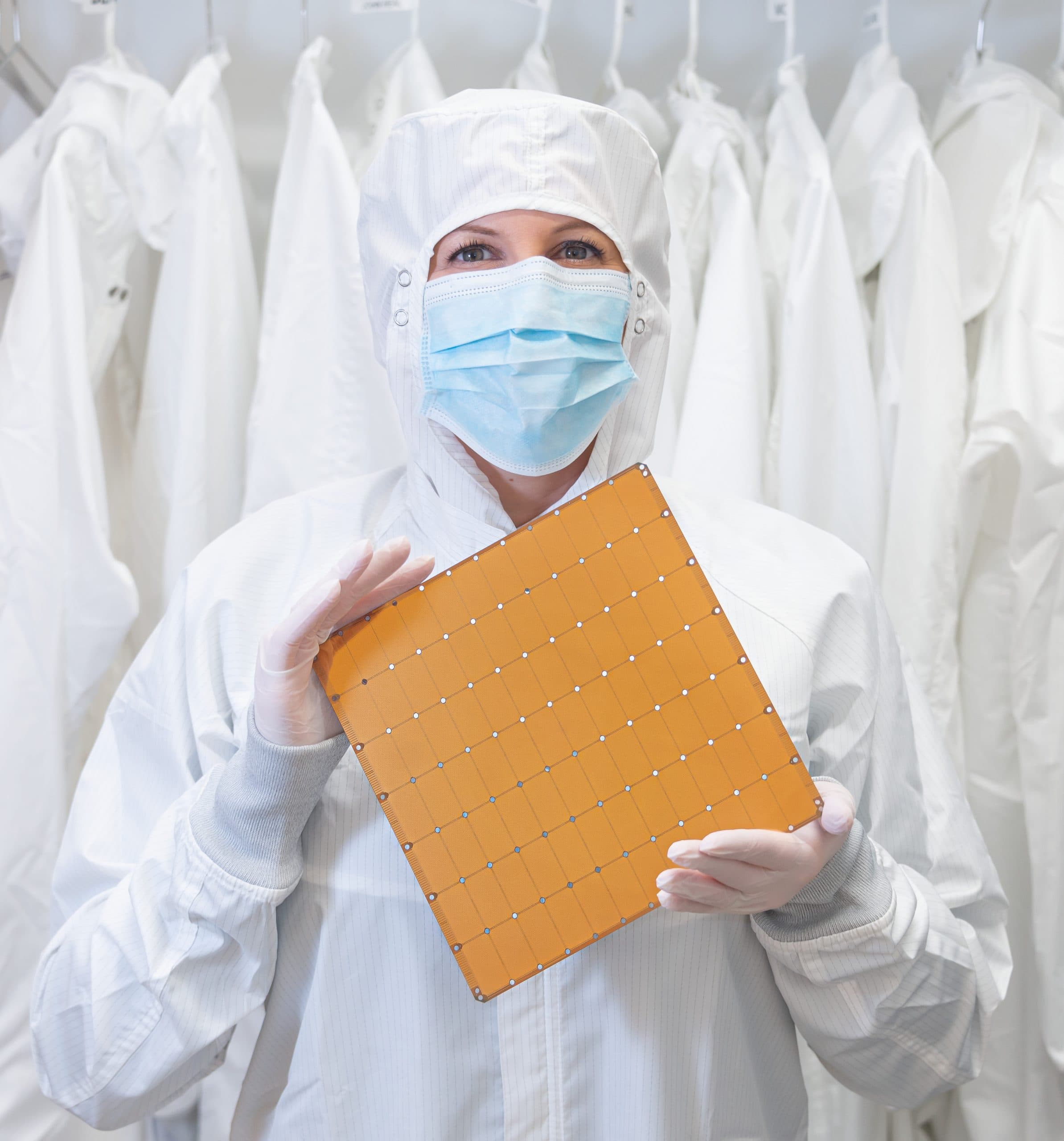 Wafer Cerebras sendo manuseado em laboratório, ilustrando o Wafer-Scale Engine