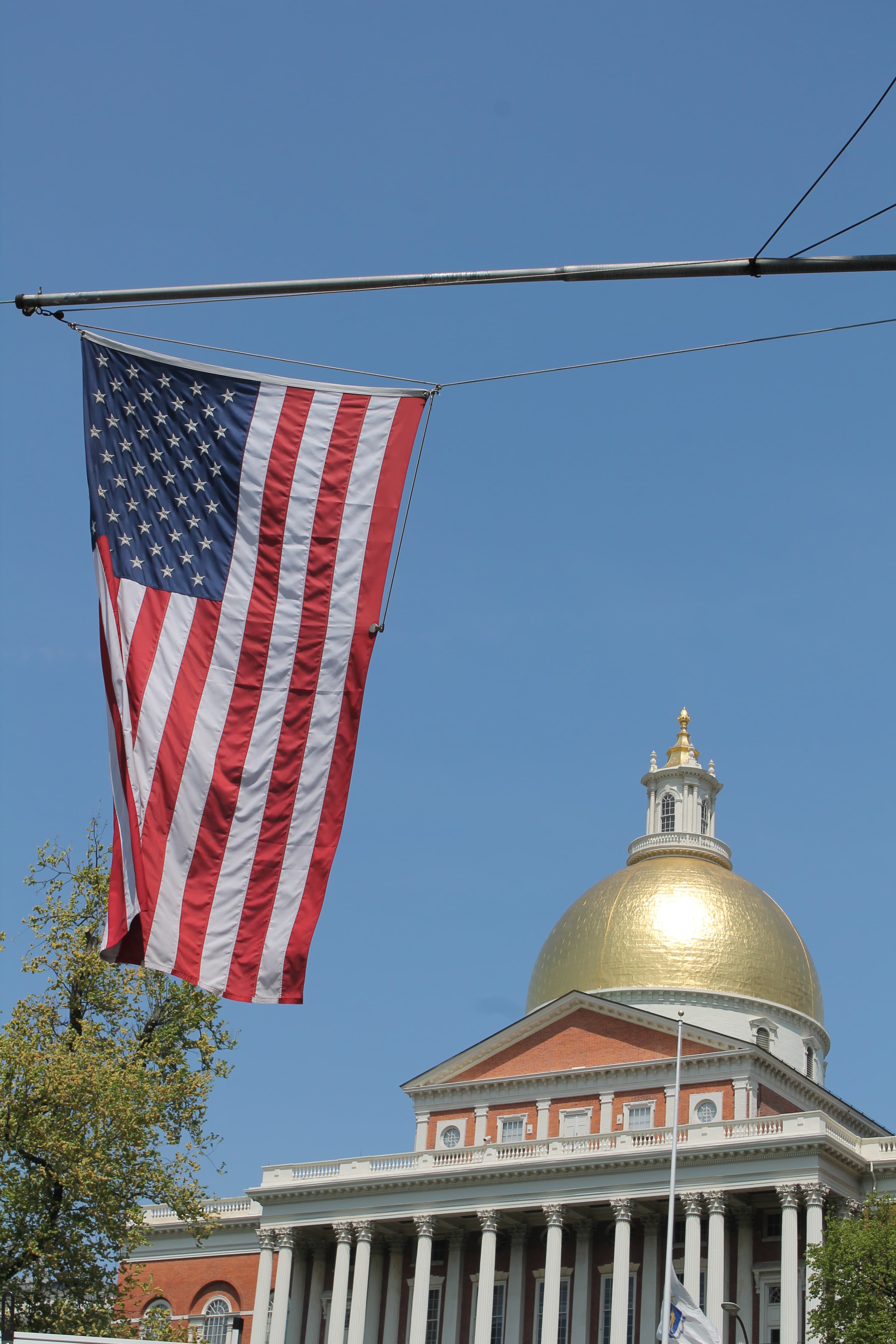 Cúpula dourada do Massachusetts State House em Boston, vista externa sob céu azul