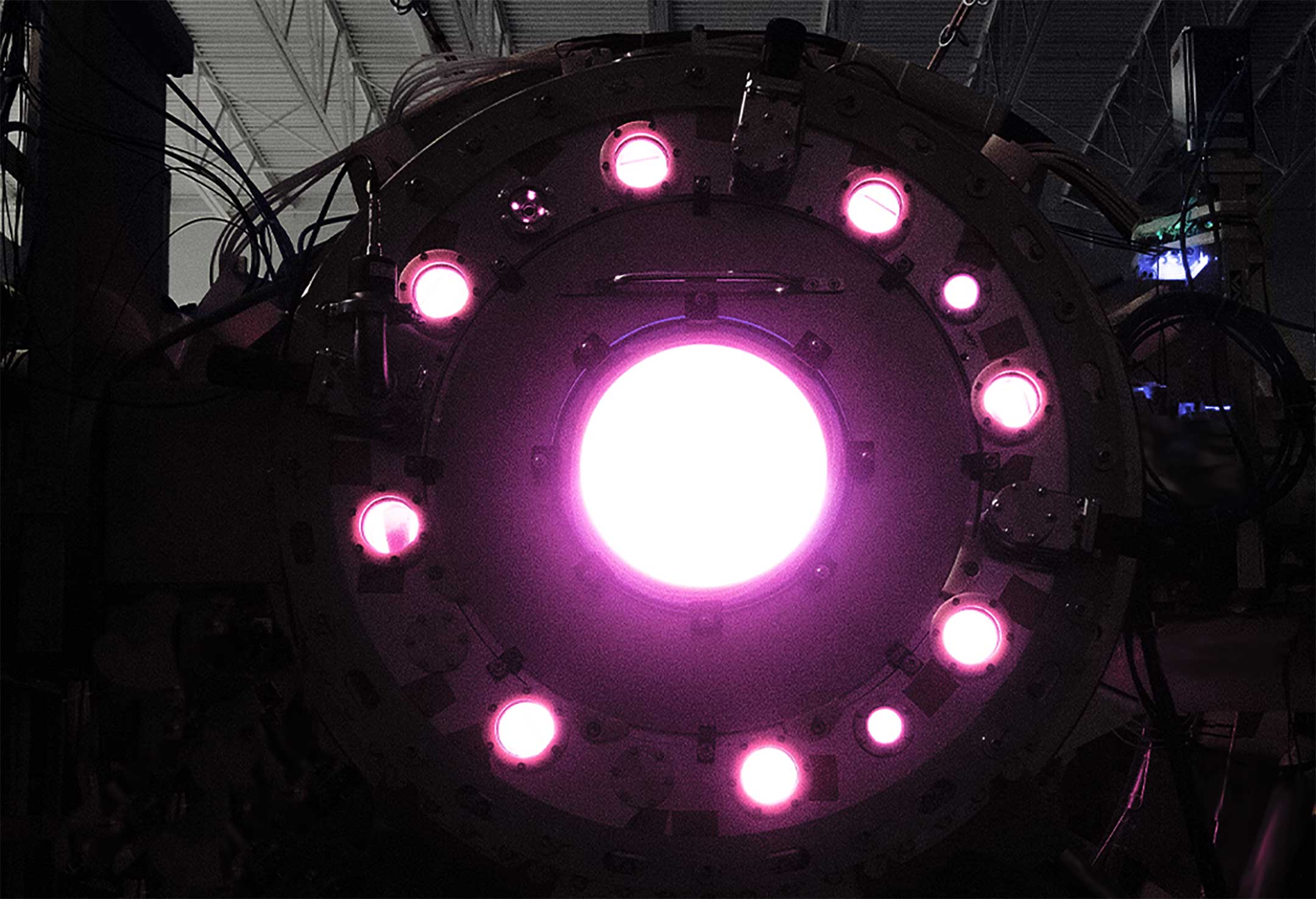Protótipo Polaris da Helion com plasma brilhando no interior