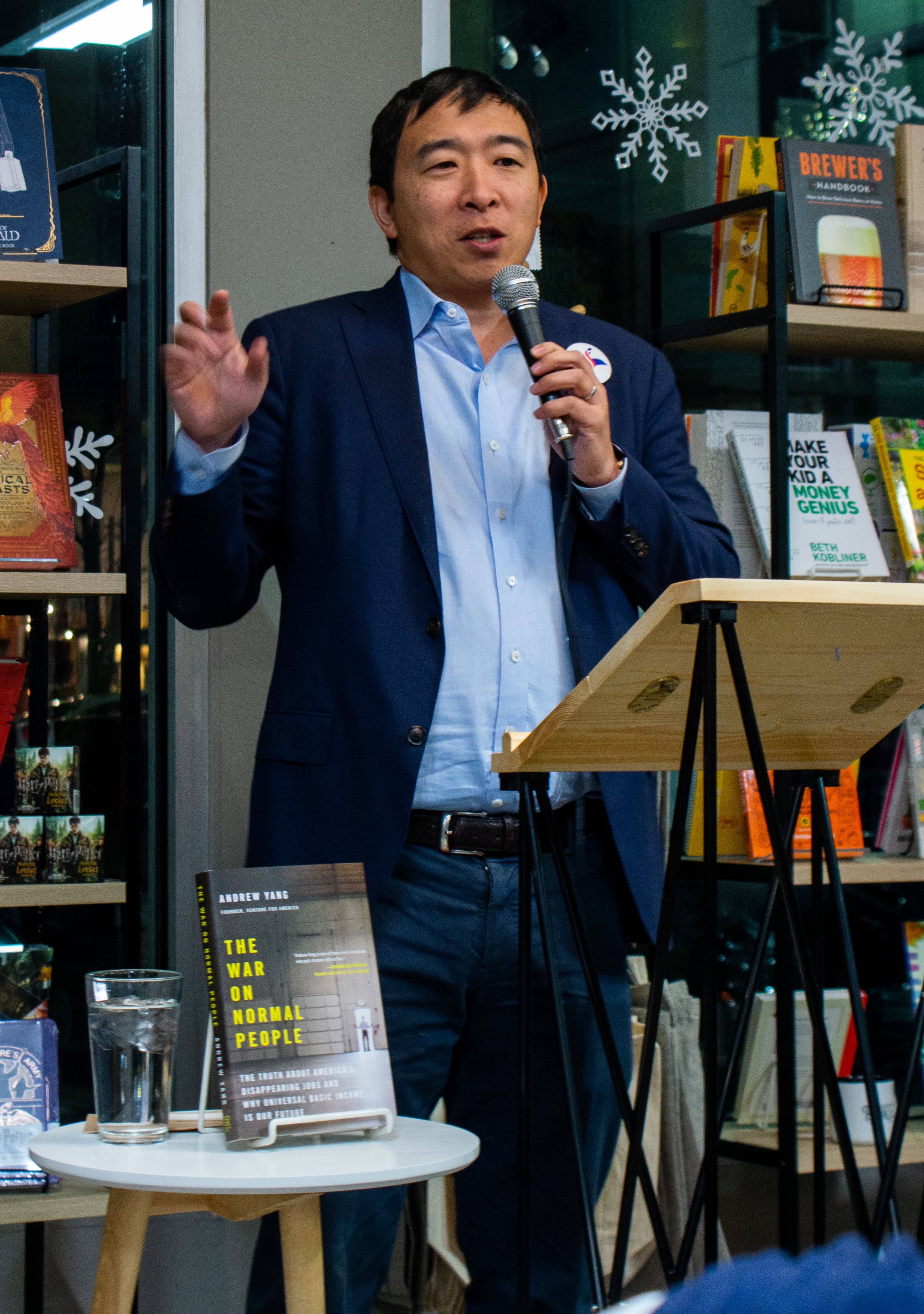 Retrato de Andrew Yang em evento público