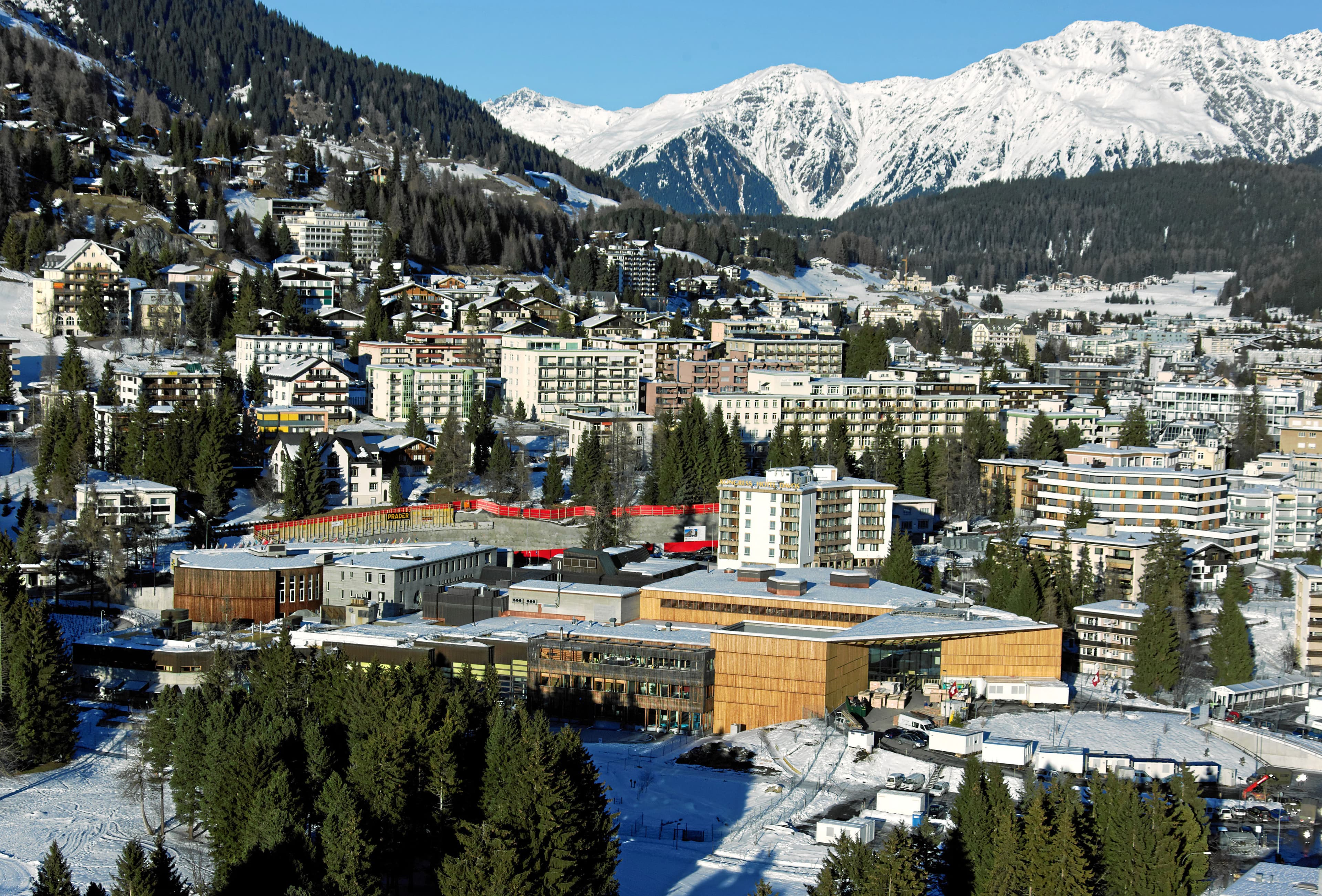 Vista aérea do Davos Congress Centre durante o inverno