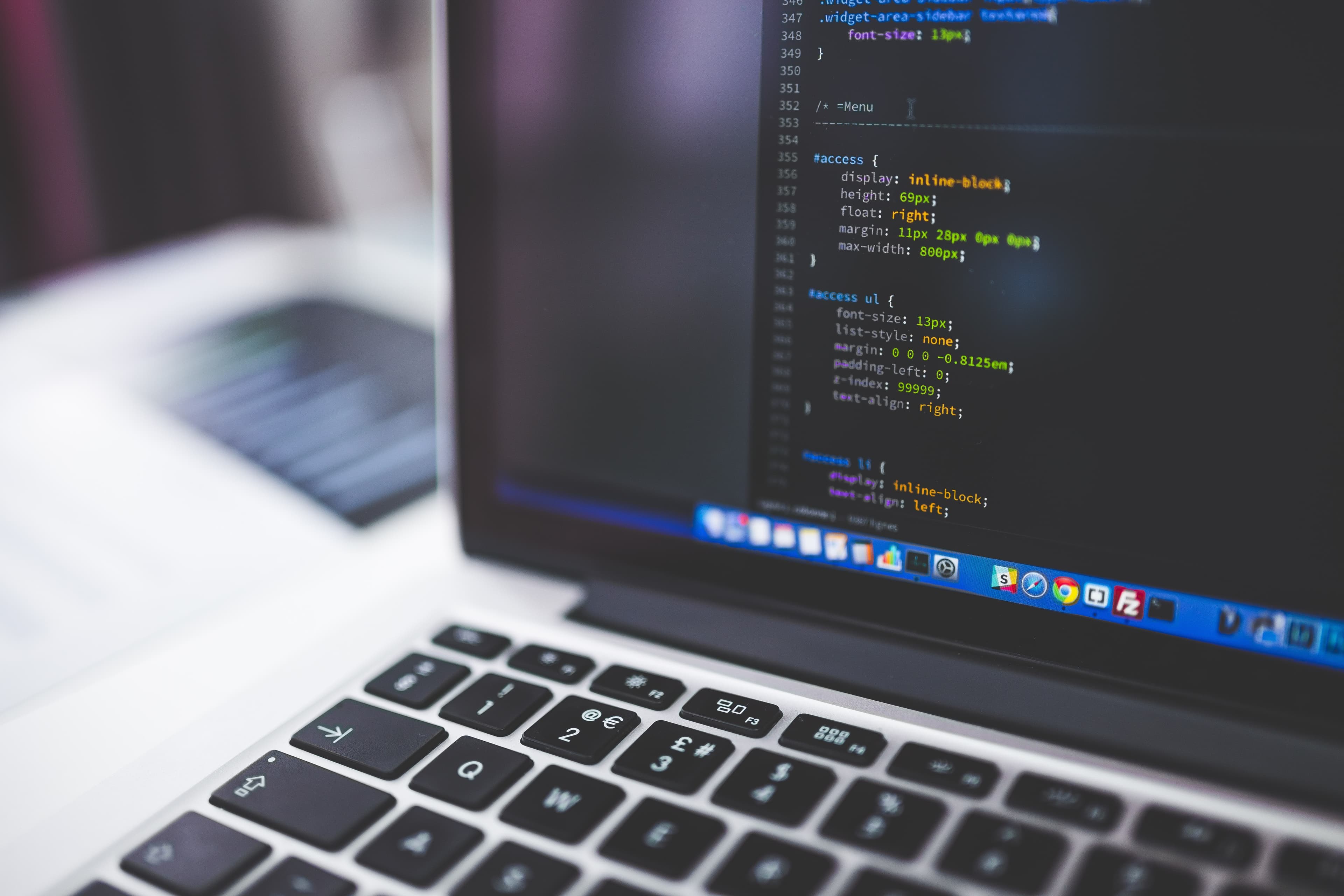 Laptop com editor exibindo código em close