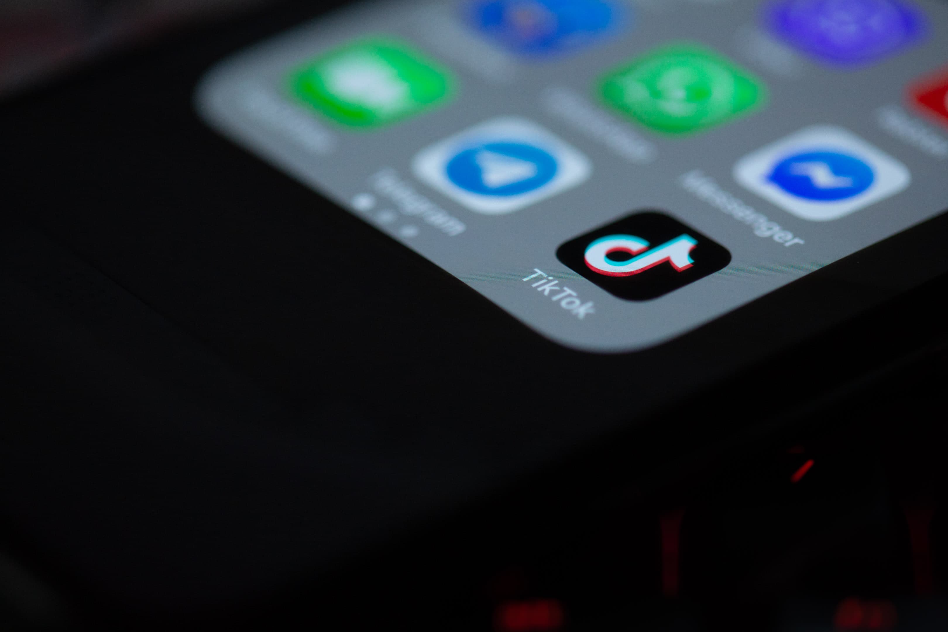 Ícone do TikTok em tela de smartphone, close-up