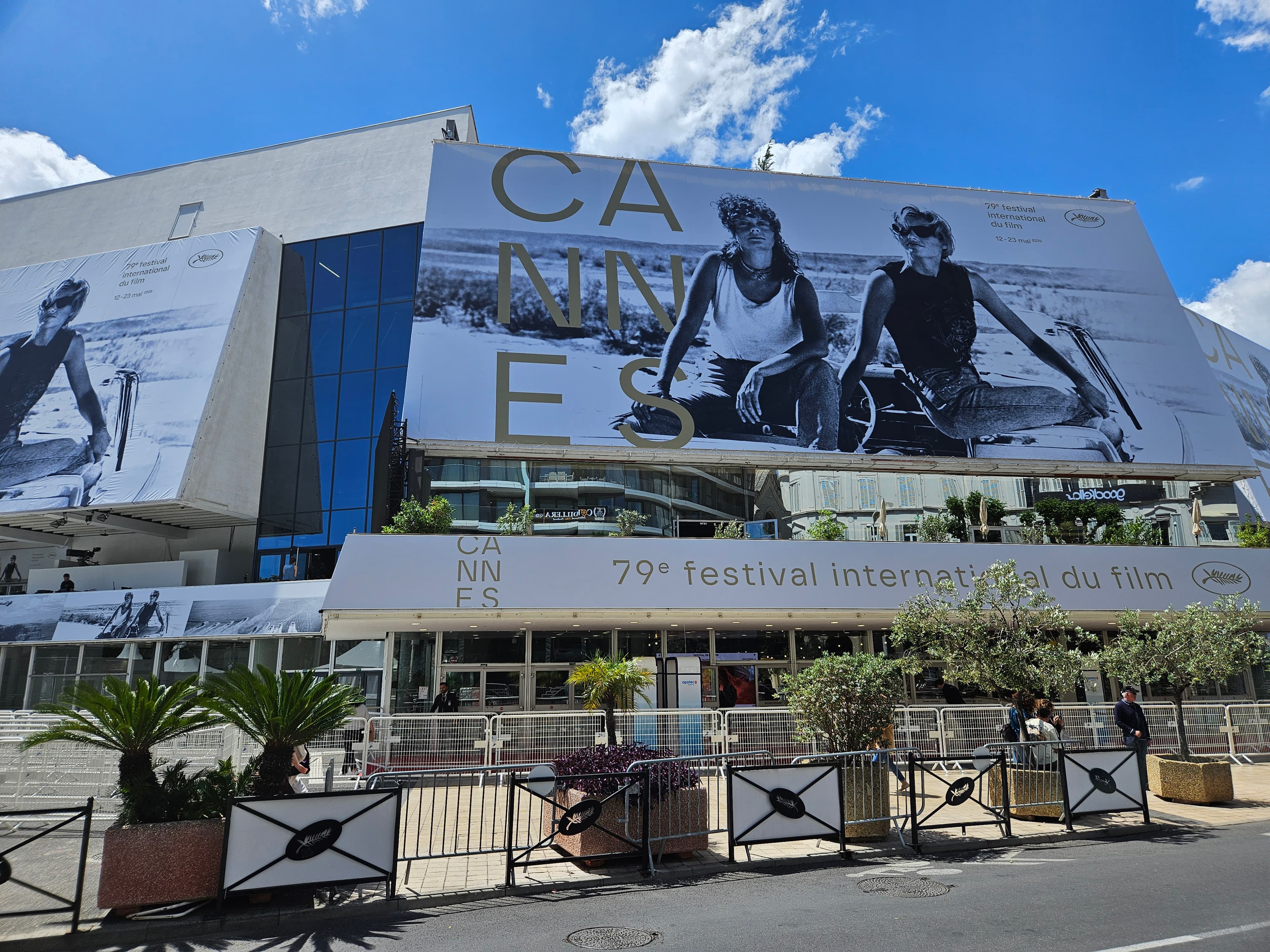 Fachada do Palais des Festivals de Cannes em 2026 com painéis do festival