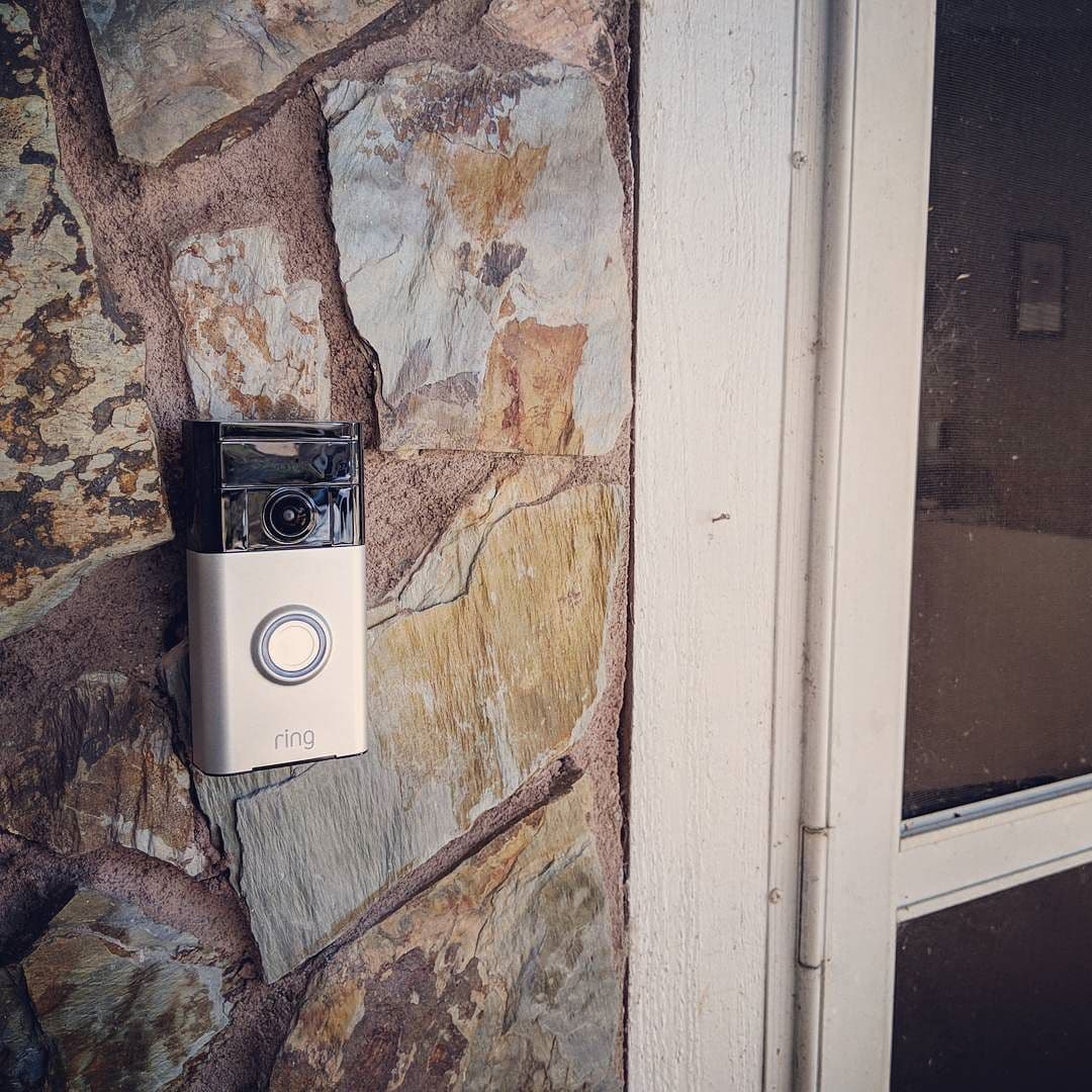 Campainha inteligente Ring instalada em parede de pedra