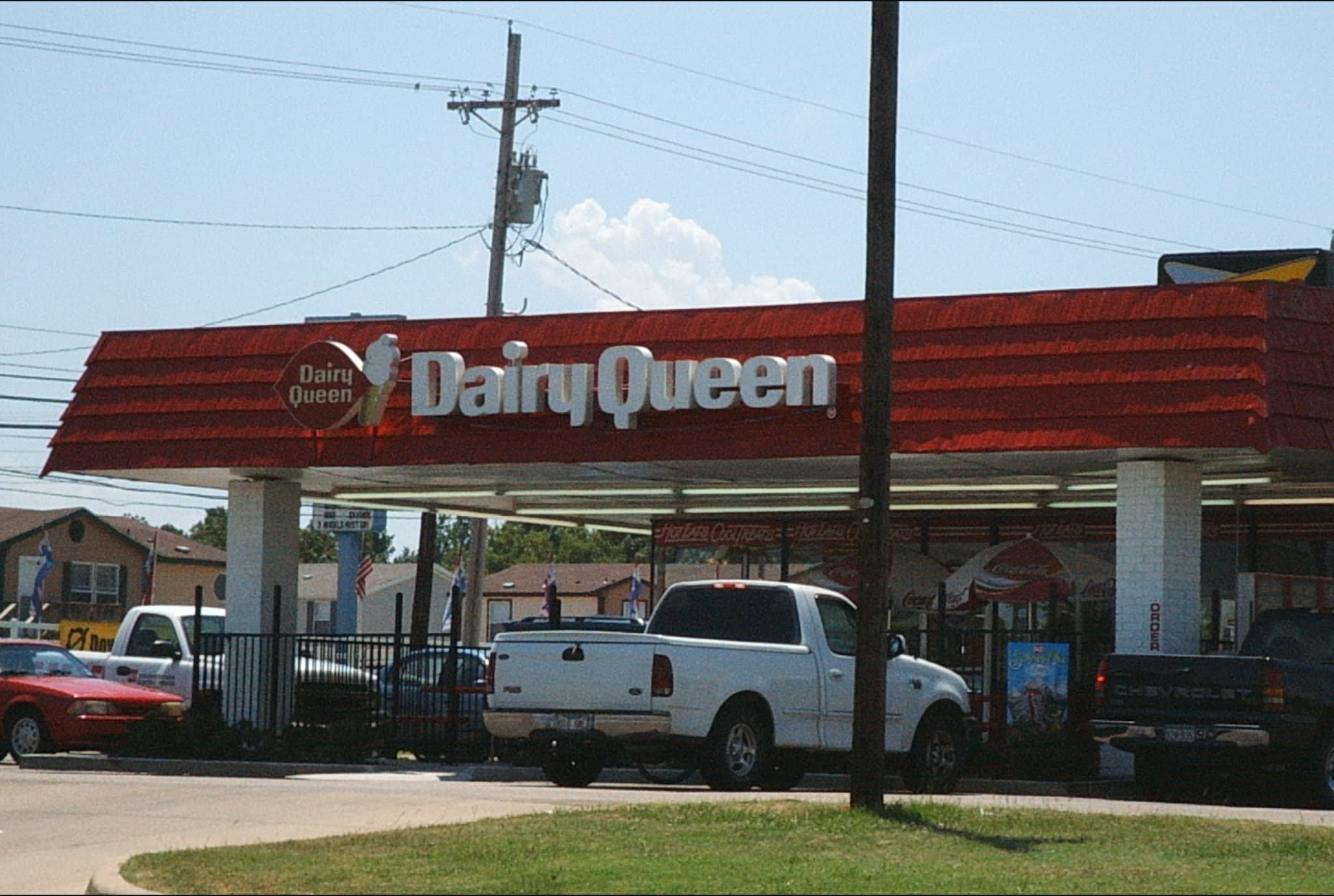 Fachada de uma loja Dairy Queen, ideal para ilustrar drive-thru com IA