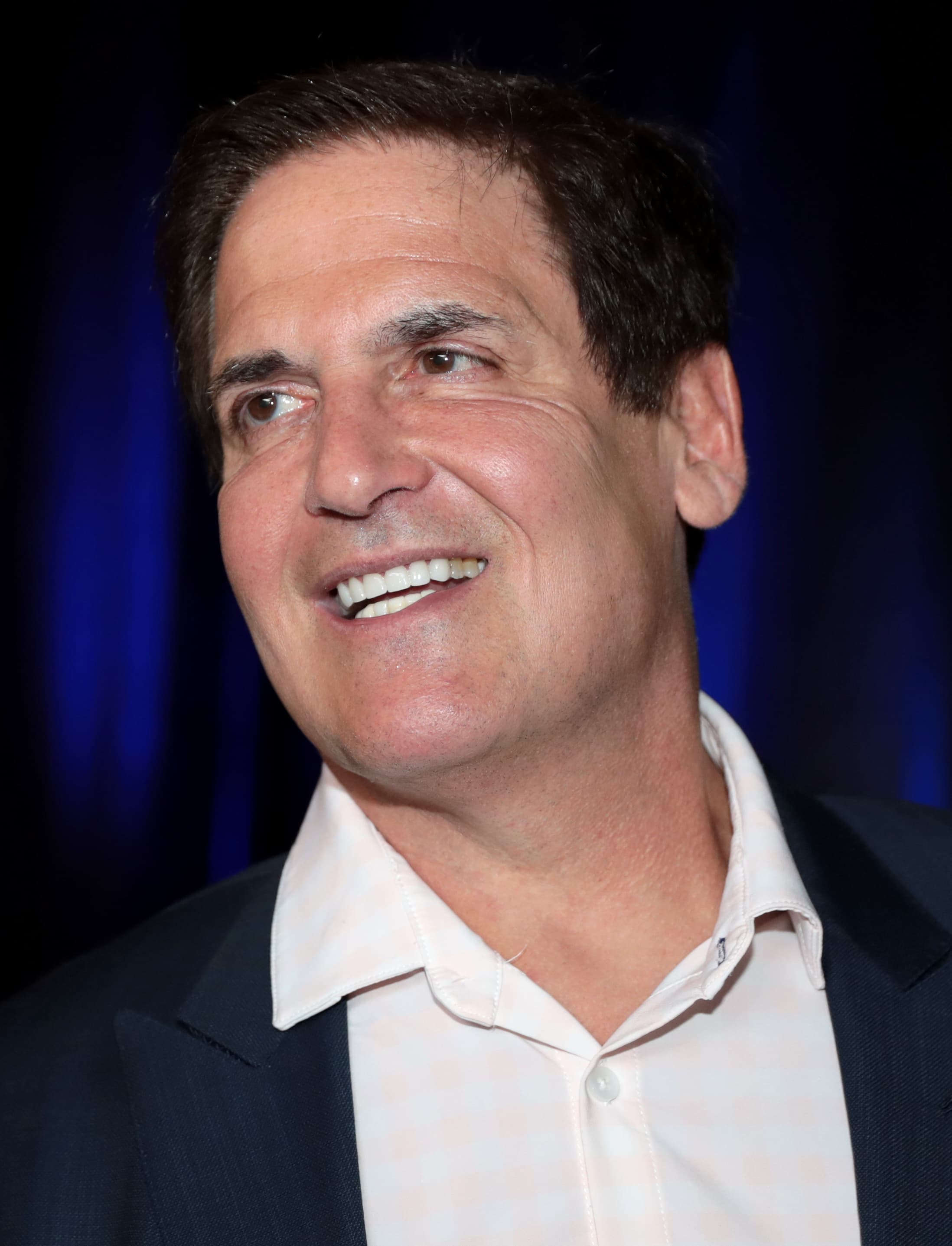 Retrato de Mark Cuban, empresário e investidor, em evento público