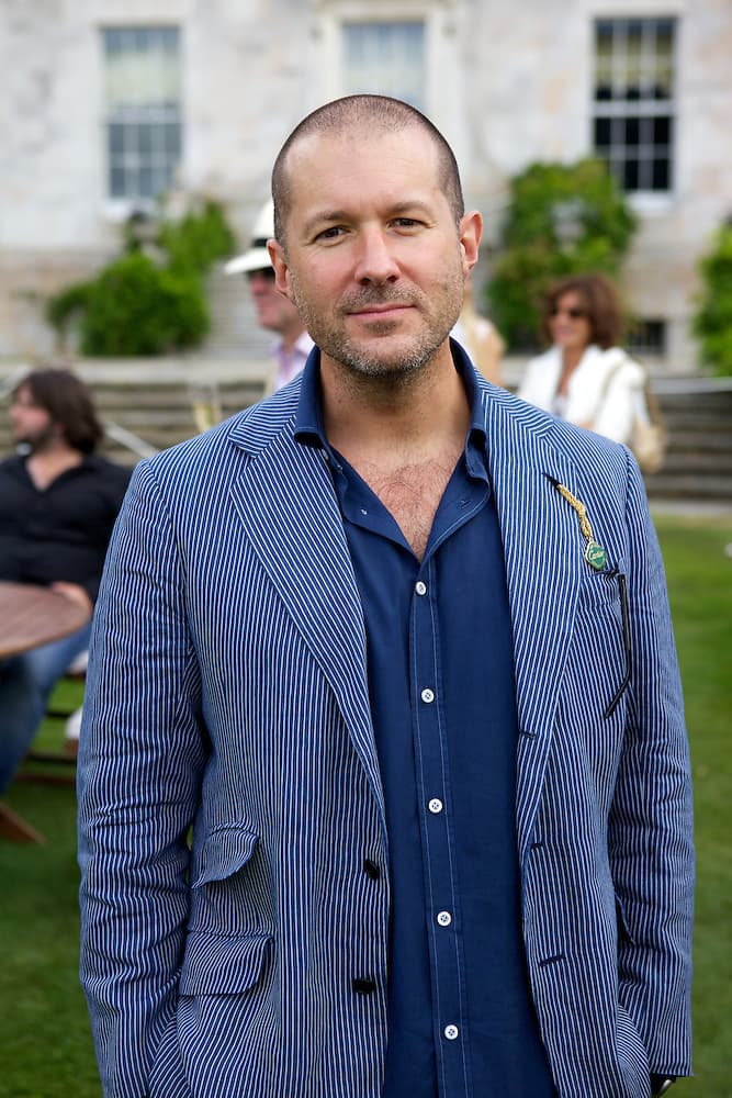Jony Ive em evento ao ar livre, fotografia de Marcus Dawes, CC BY-SA