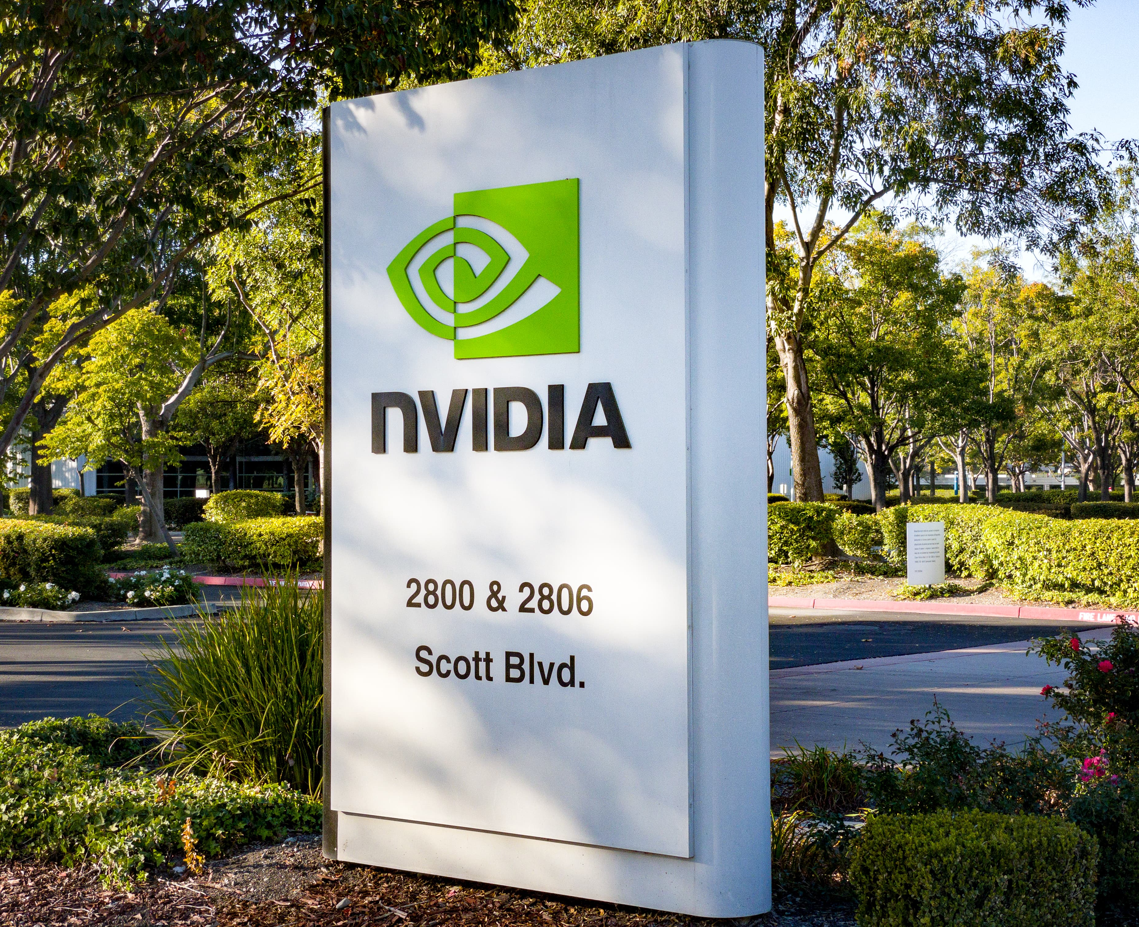 Placa com logomarca da Nvidia no campus da empresa