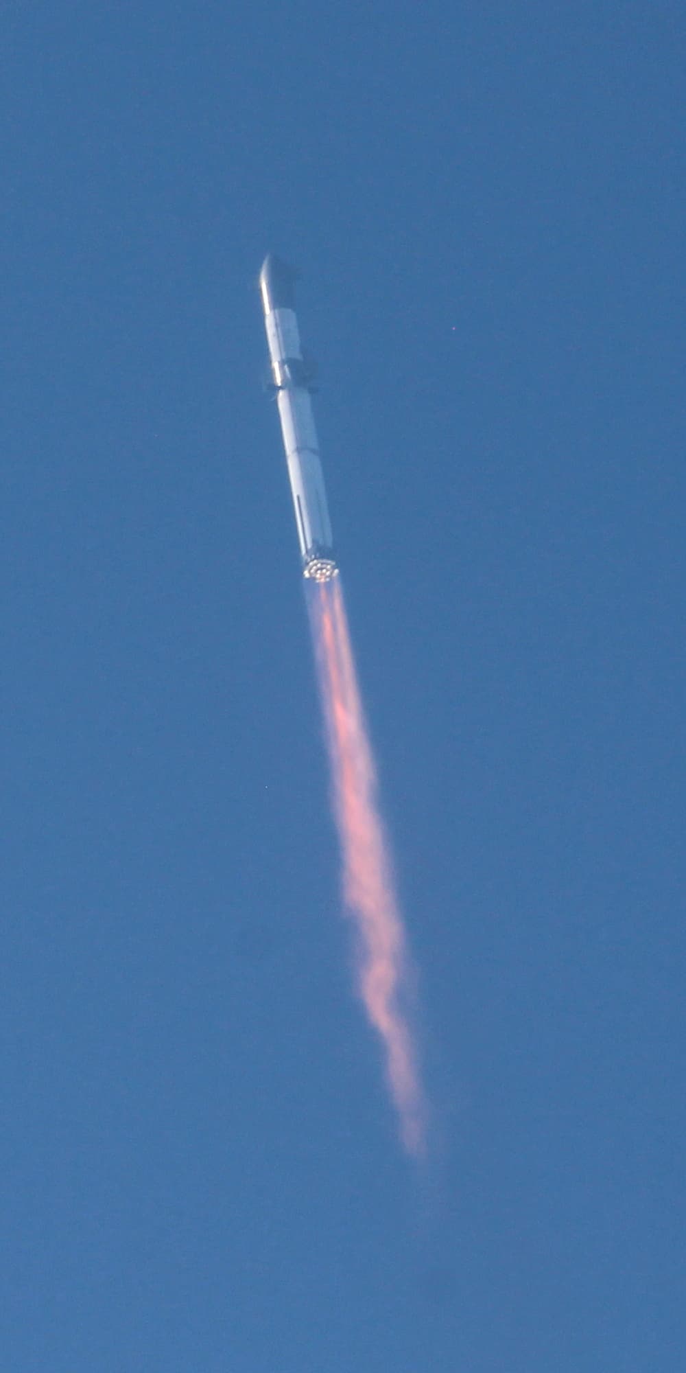 SpaceX Starship decolando em teste integrado no Texas
