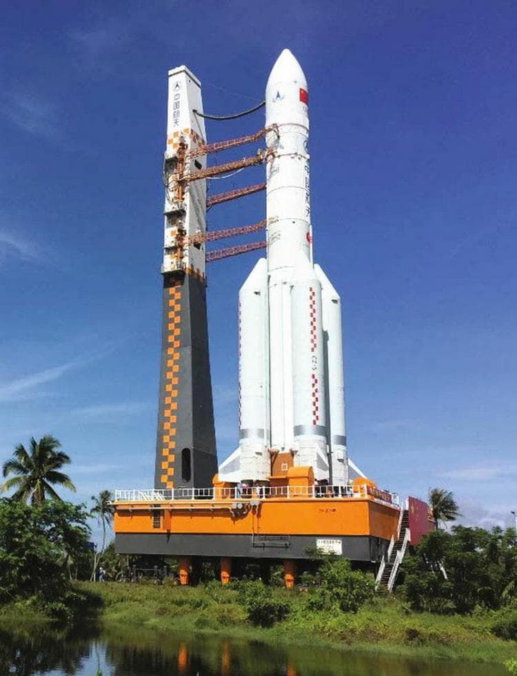 Foguete Long March 5 na plataforma de lançamento em Wenchang, China