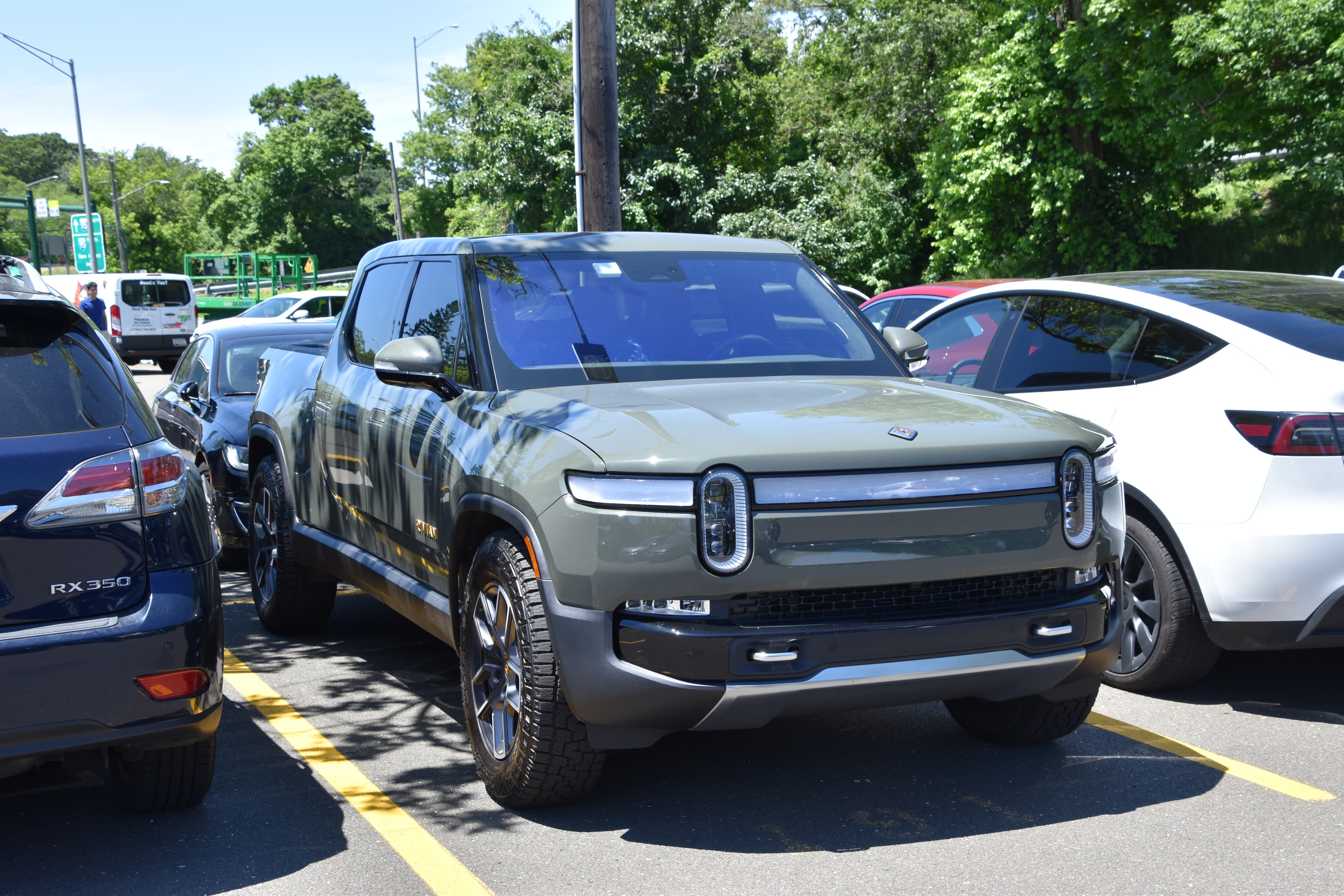 Rivian R1T estacionado, visão frontal em área externa