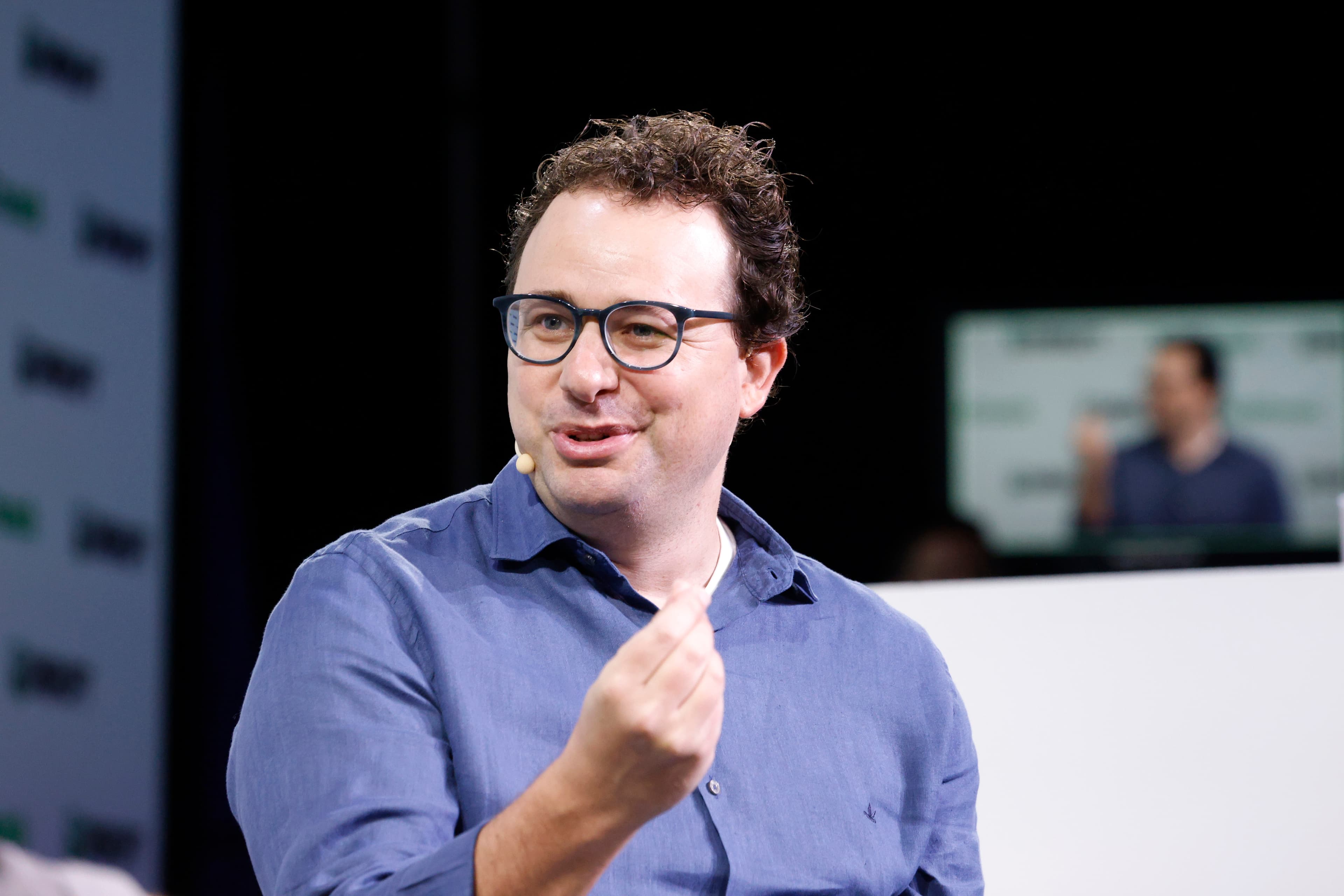Dario Amodei falando no TechCrunch Disrupt