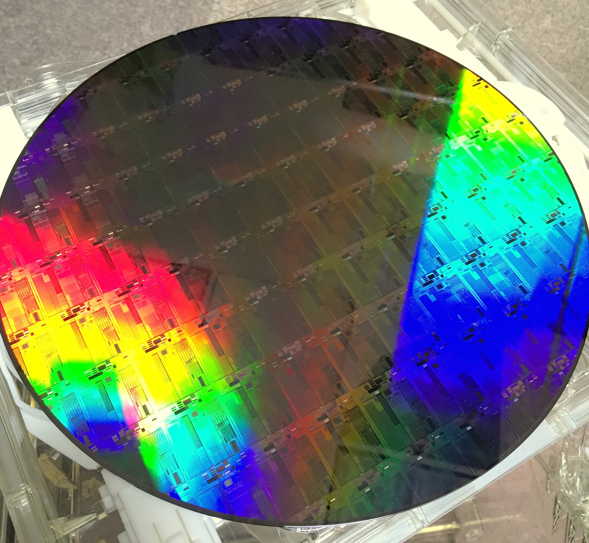 Wafer de fotônica de silício com padrões ópticos visíveis