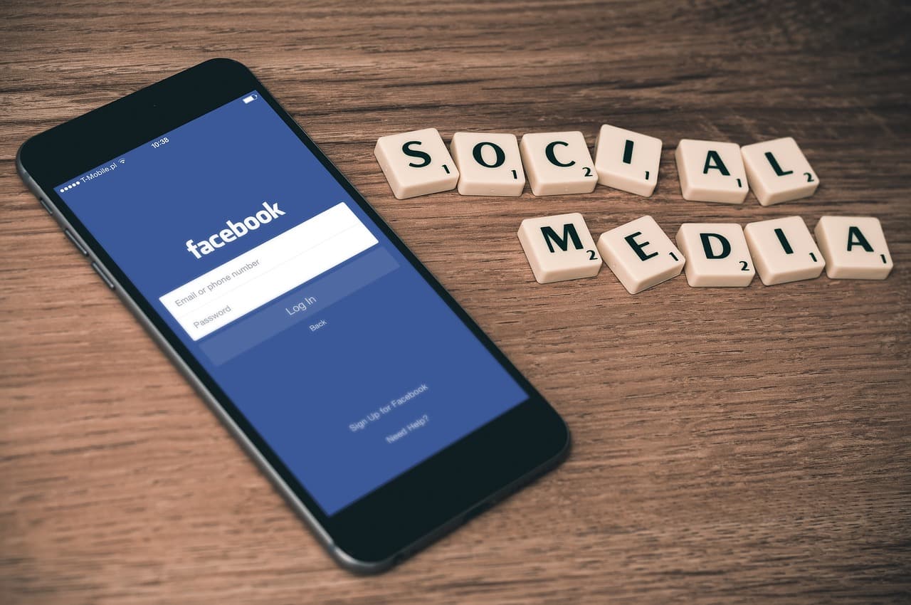 Tela de login do Facebook em smartphone, conceito de redes sociais