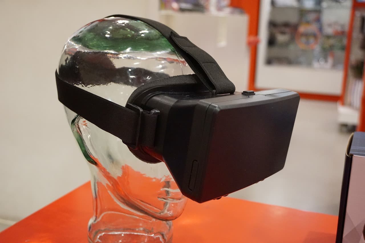 Óculos de realidade virtual em manequim de vidro, vista lateral
