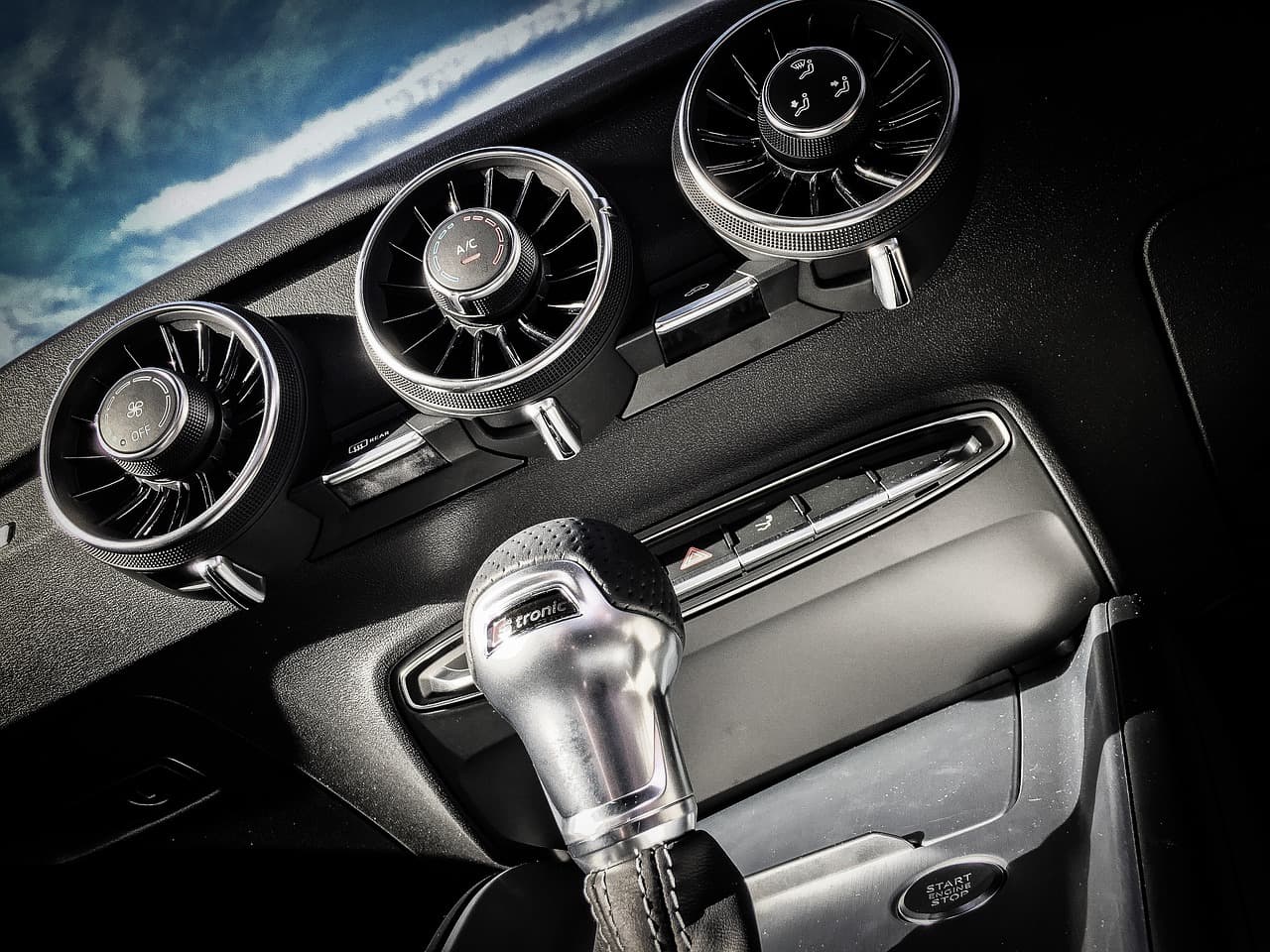 Painel automotivo em close, ideal para ilustrar uso de voz no CarPlay com ChatGPT