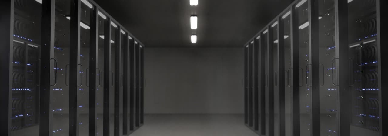 Corredor de data center com racks de servidores, iluminação fria