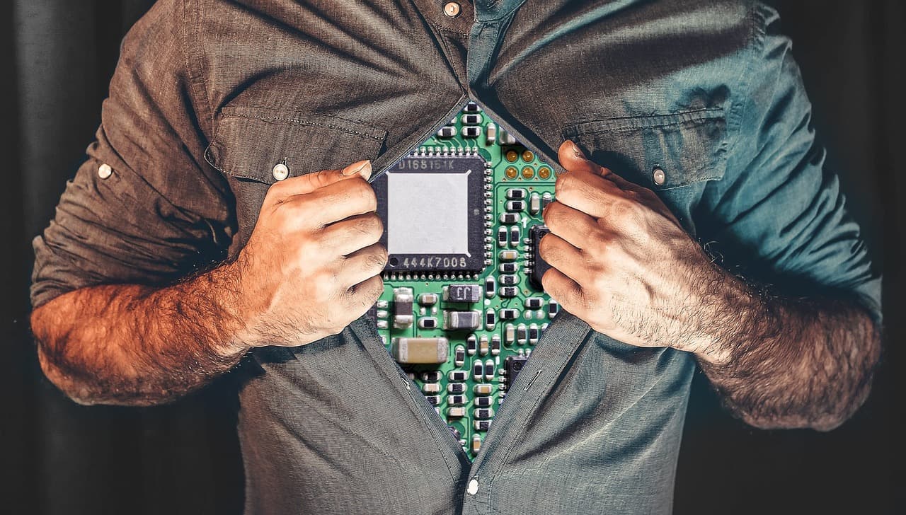 Close-up de humanoide com prateleiras ao fundo