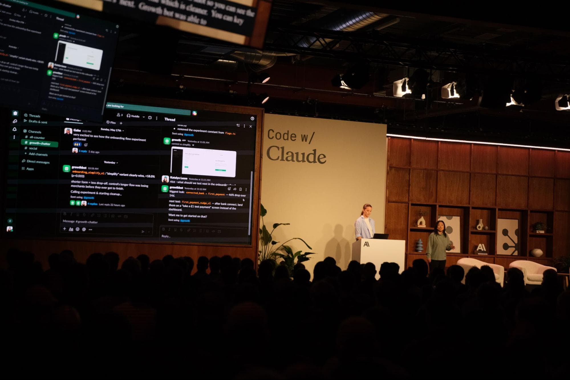 Público do Code w/ Claude London assistindo à apresentação sobre Managed Agents
