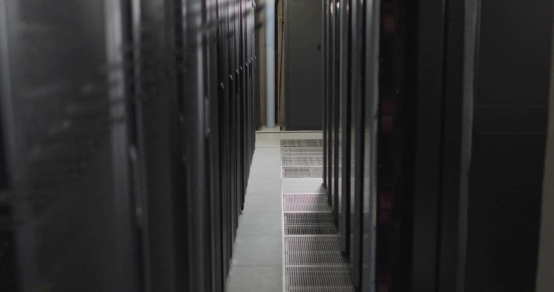 Corredor de datacenter moderno com racks e luzes azuis