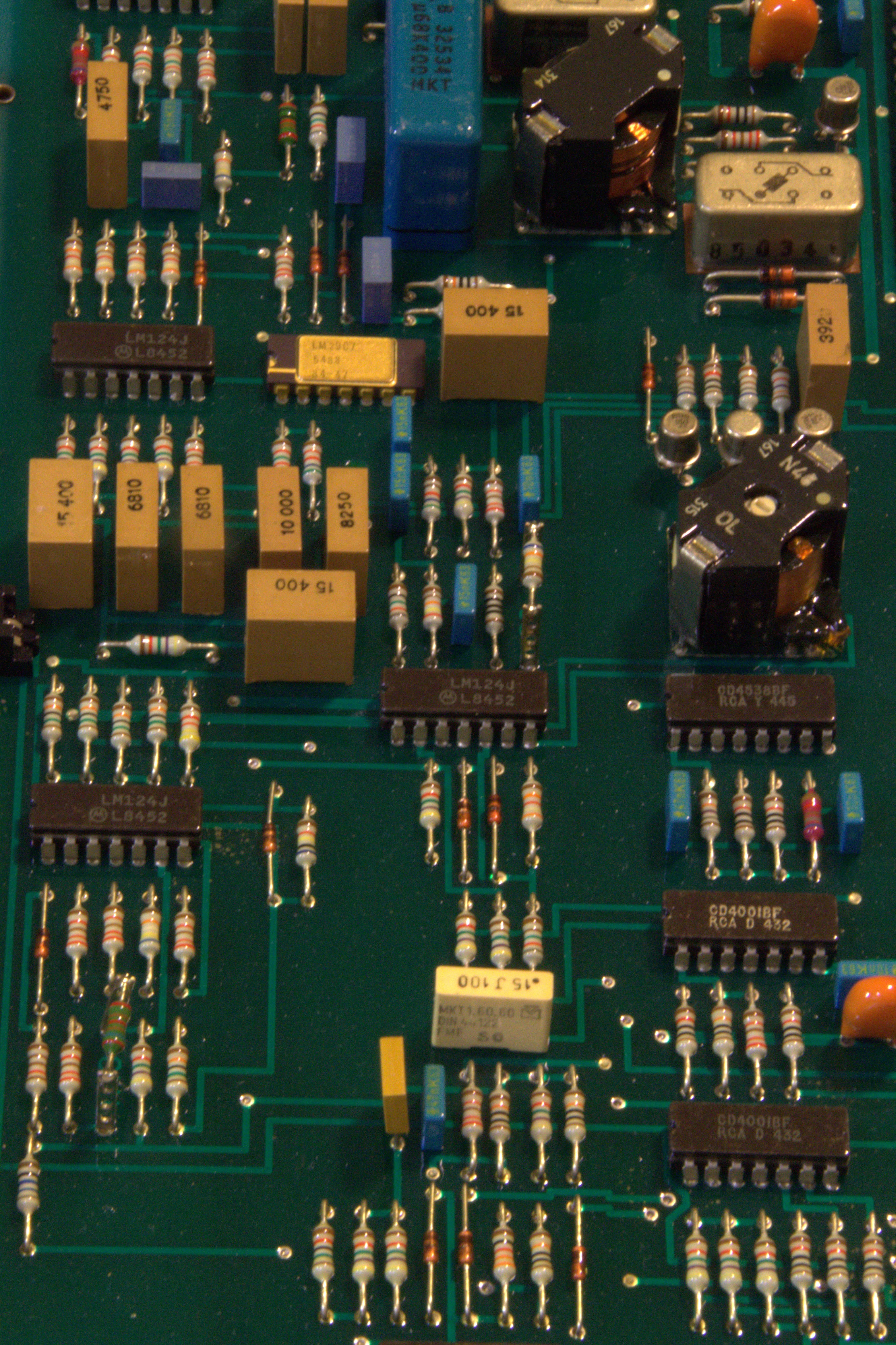 Close em placa de circuito impresso representando hardware de computação