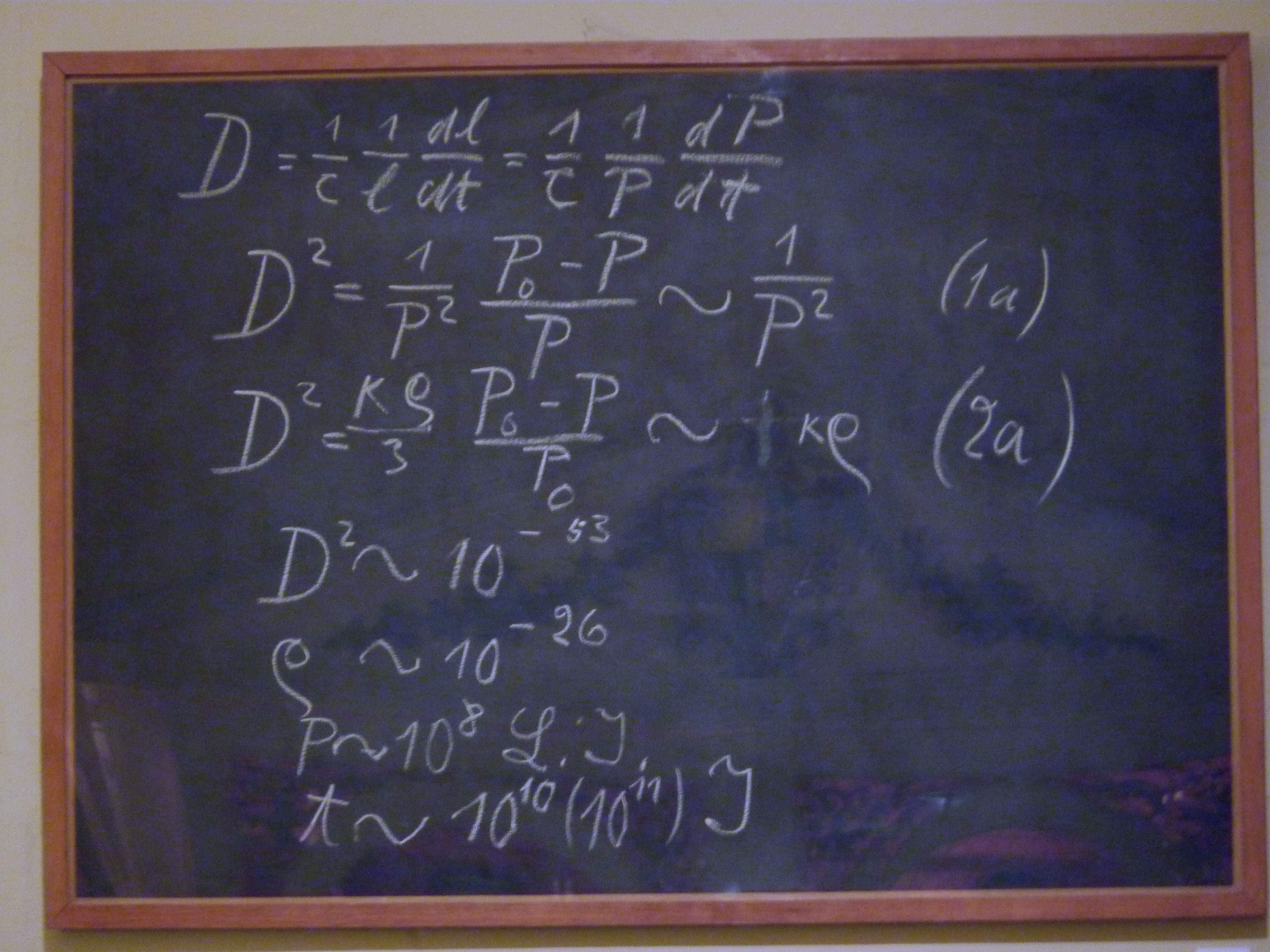Quadro negro com fórmulas matemáticas relacionadas à cosmologia