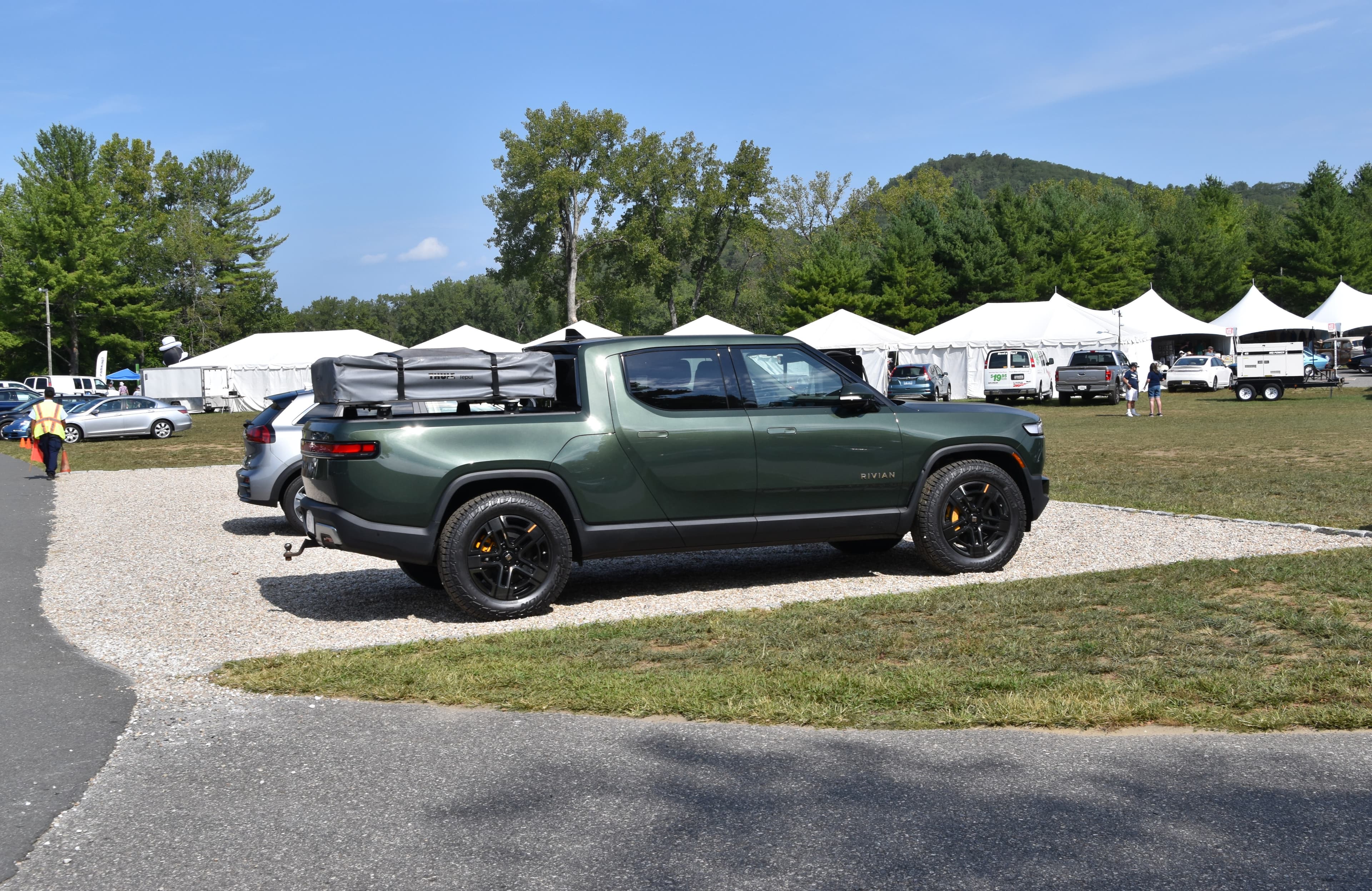 Rivian R1T em pista, referência à tecnologia de autonomia