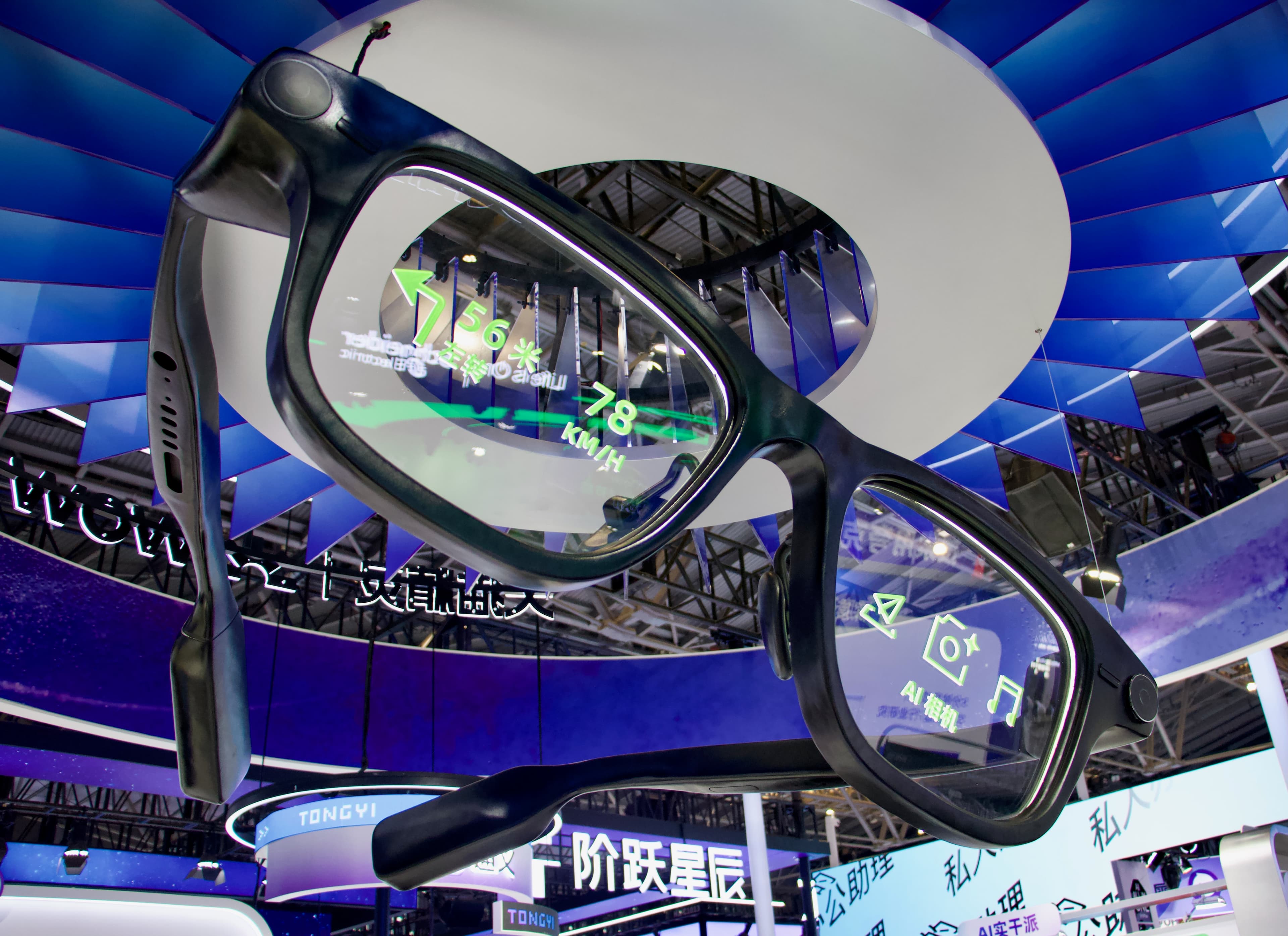 Close do frame de smart glasses em estande de tecnologia