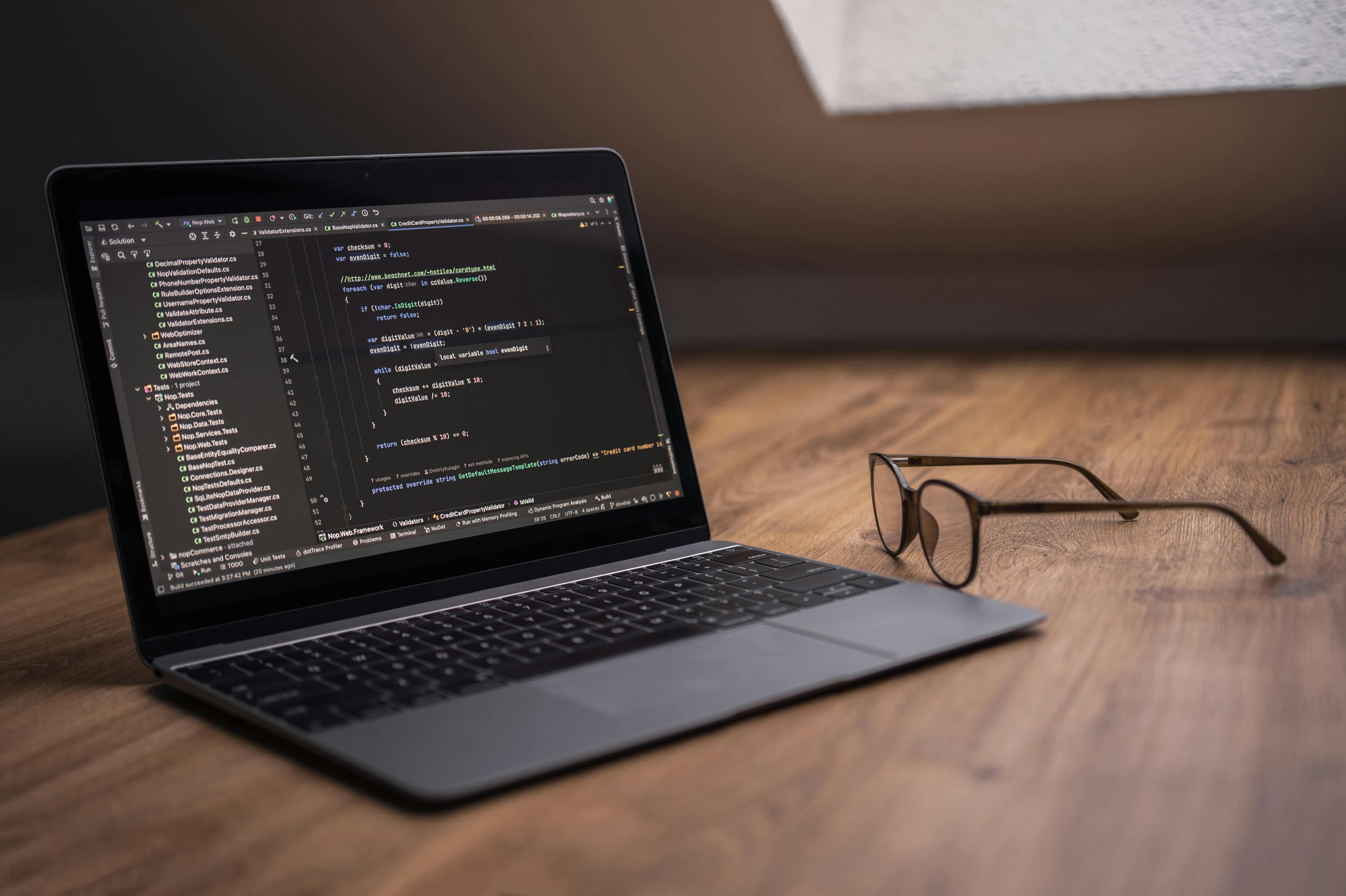 Laptop exibindo editor de código em mesa de trabalho, representando automação com IA