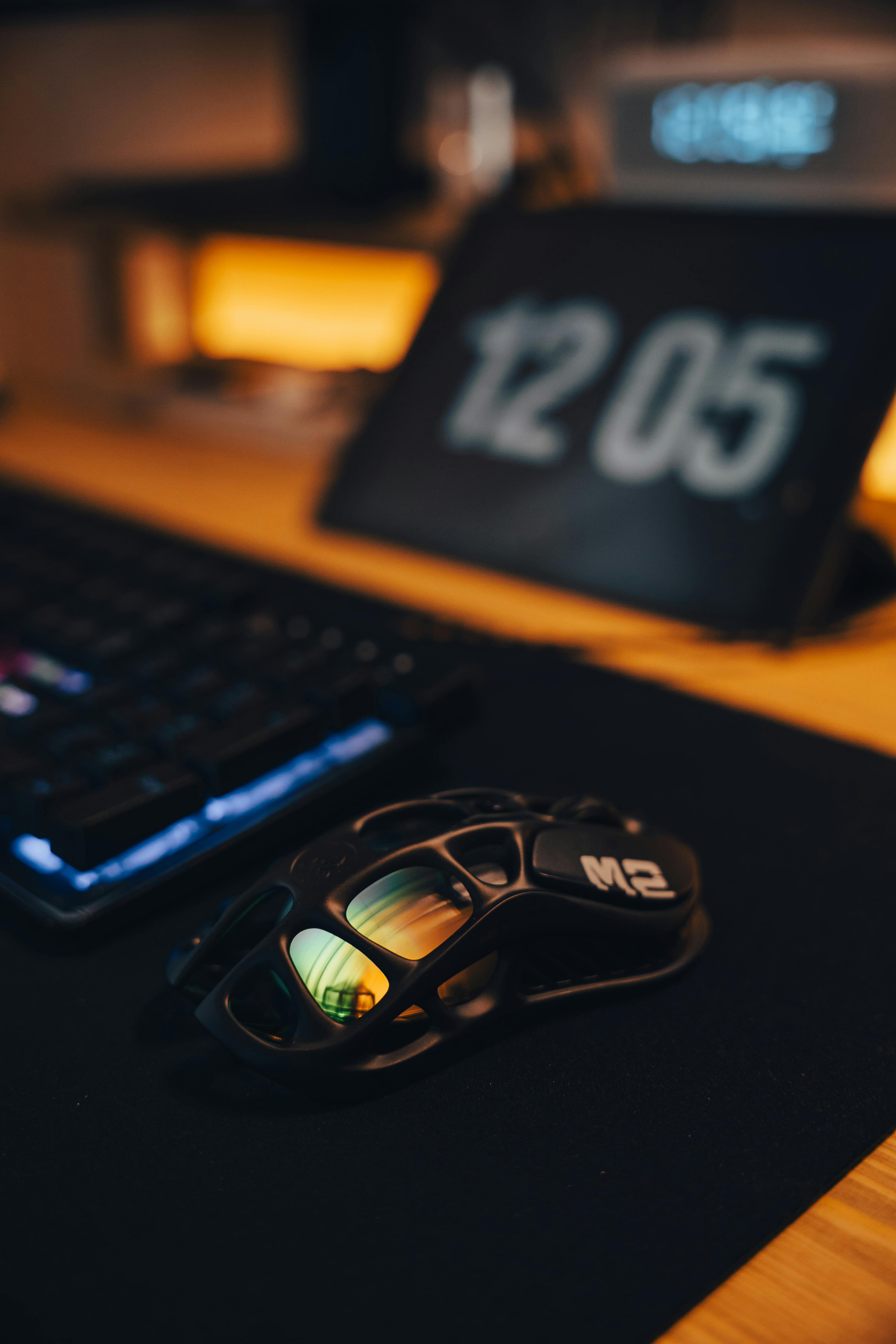 Close de setup gamer com mouse e teclado iluminados