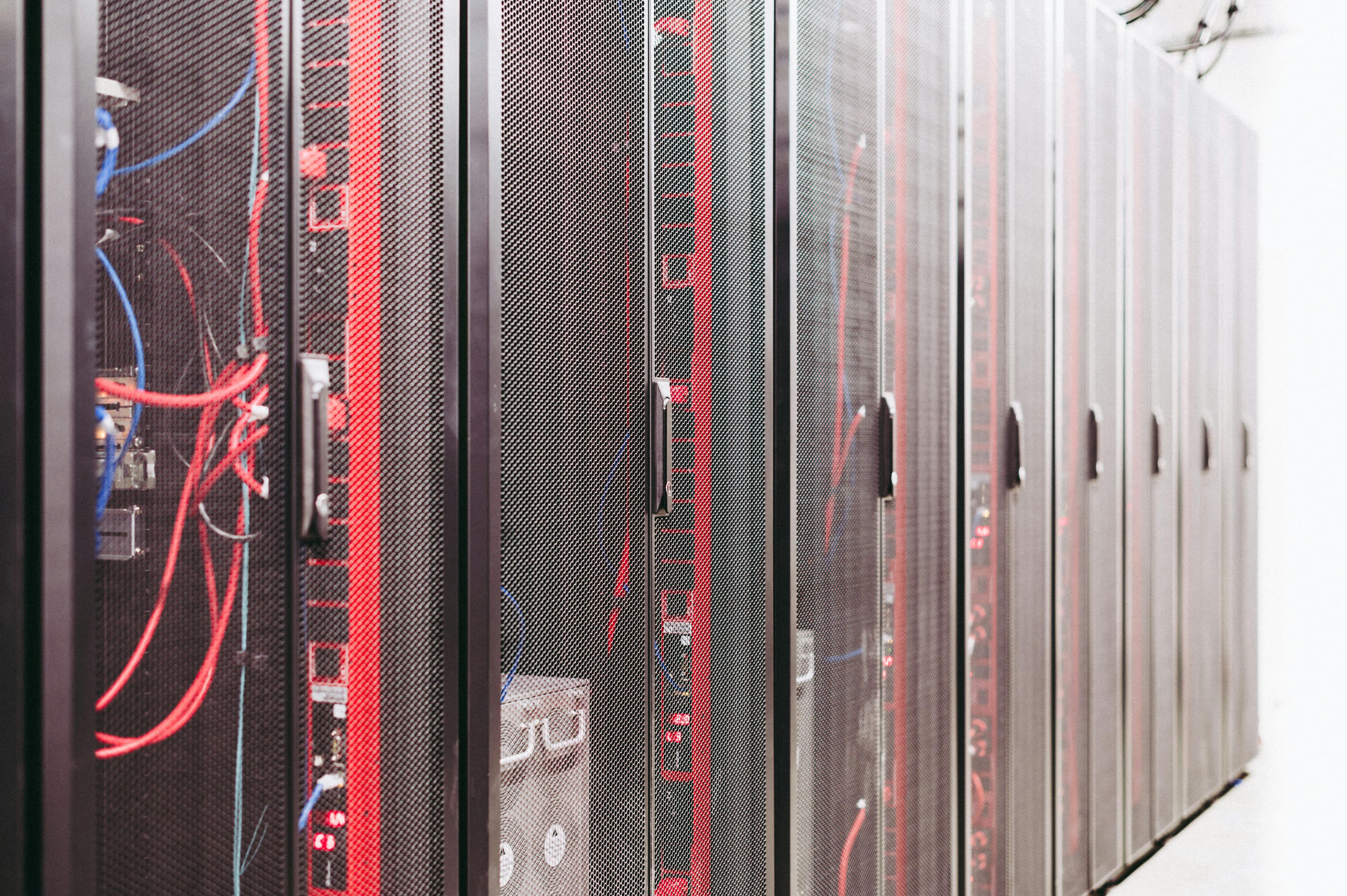 Corredor de racks de servidores em data center com iluminação