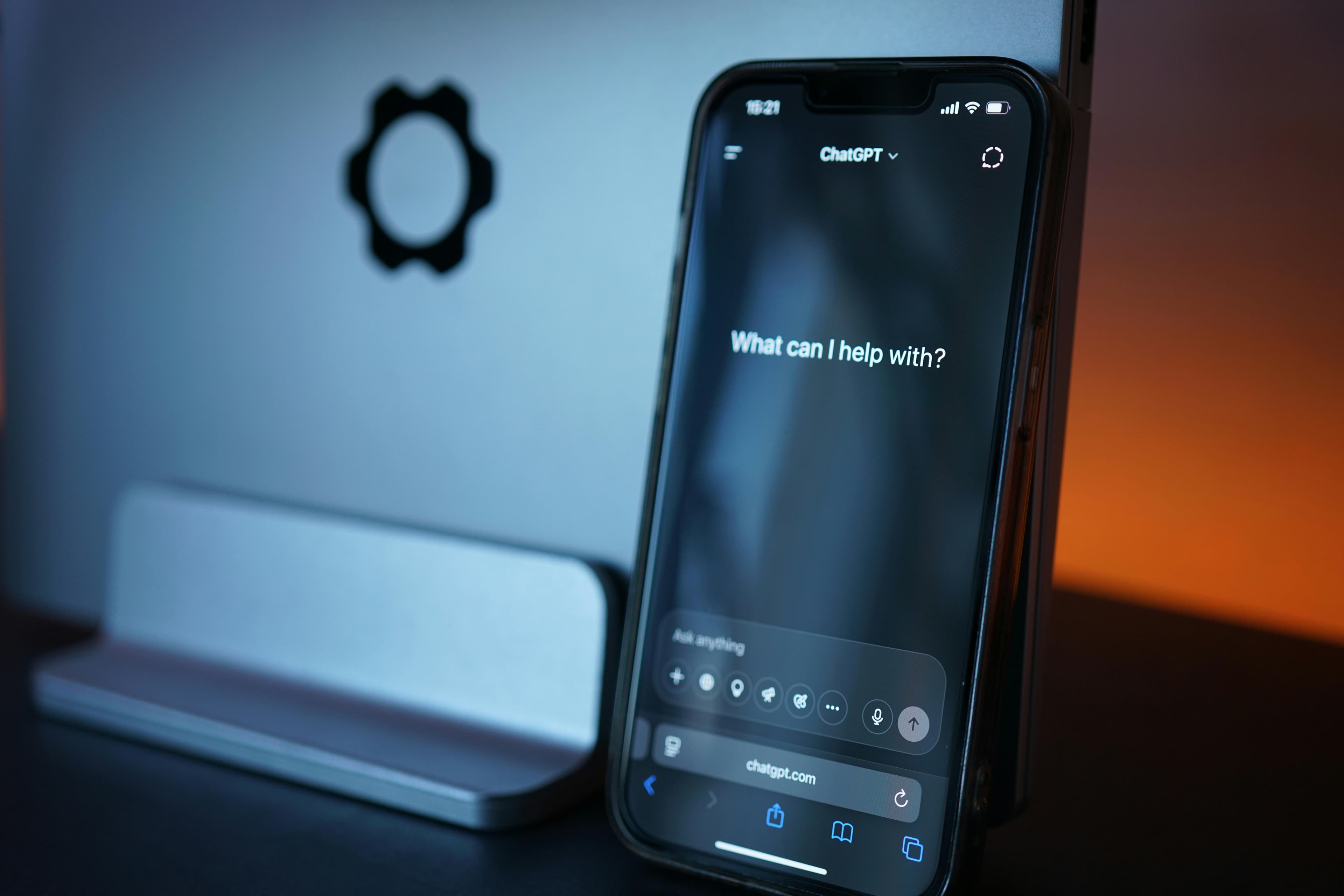 Smartphone exibindo interface de chat de IA, simbolizando o Google Gemini Personal Intelligence