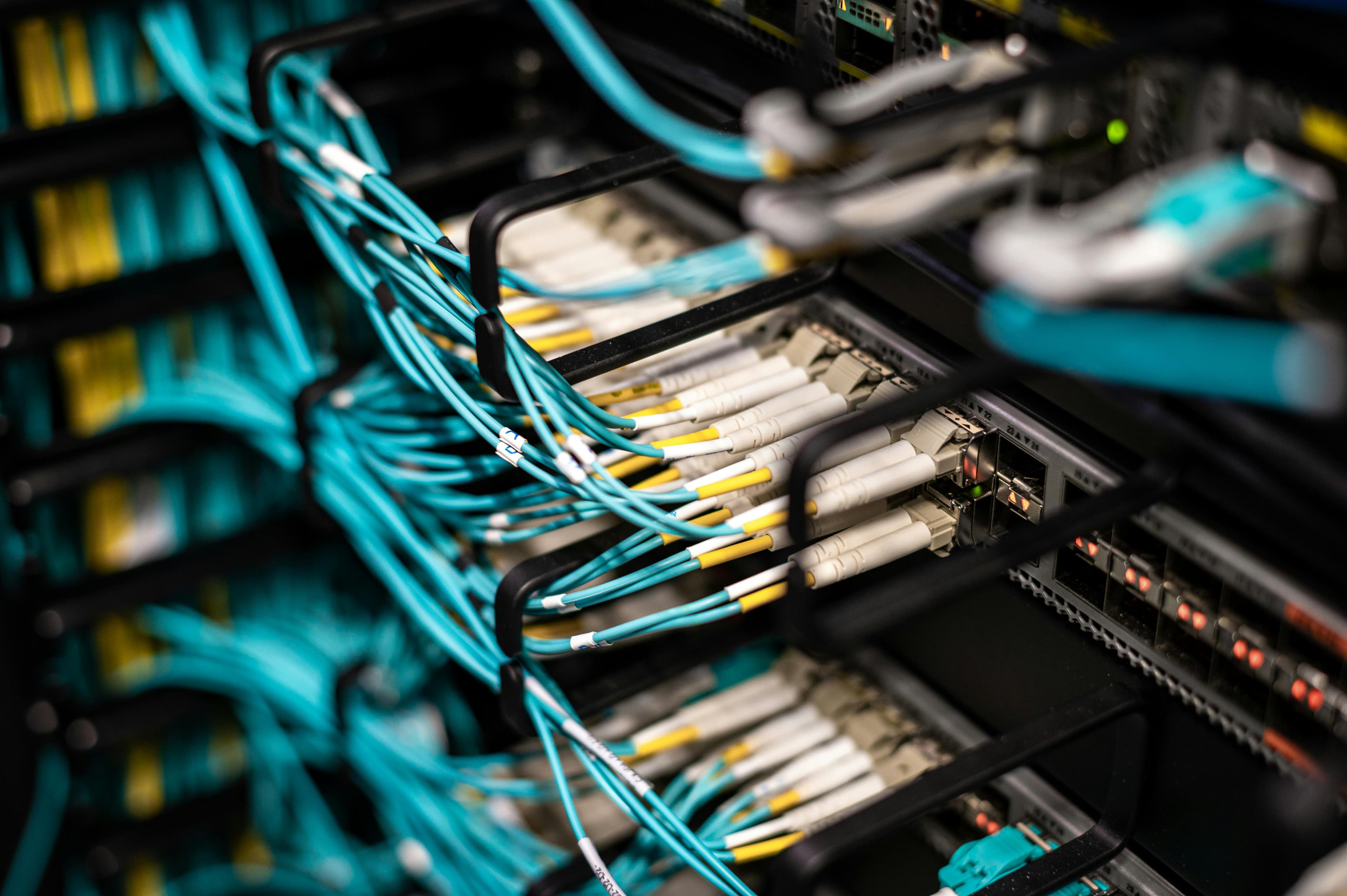 Detalhe de cabos de rede em rack de data center