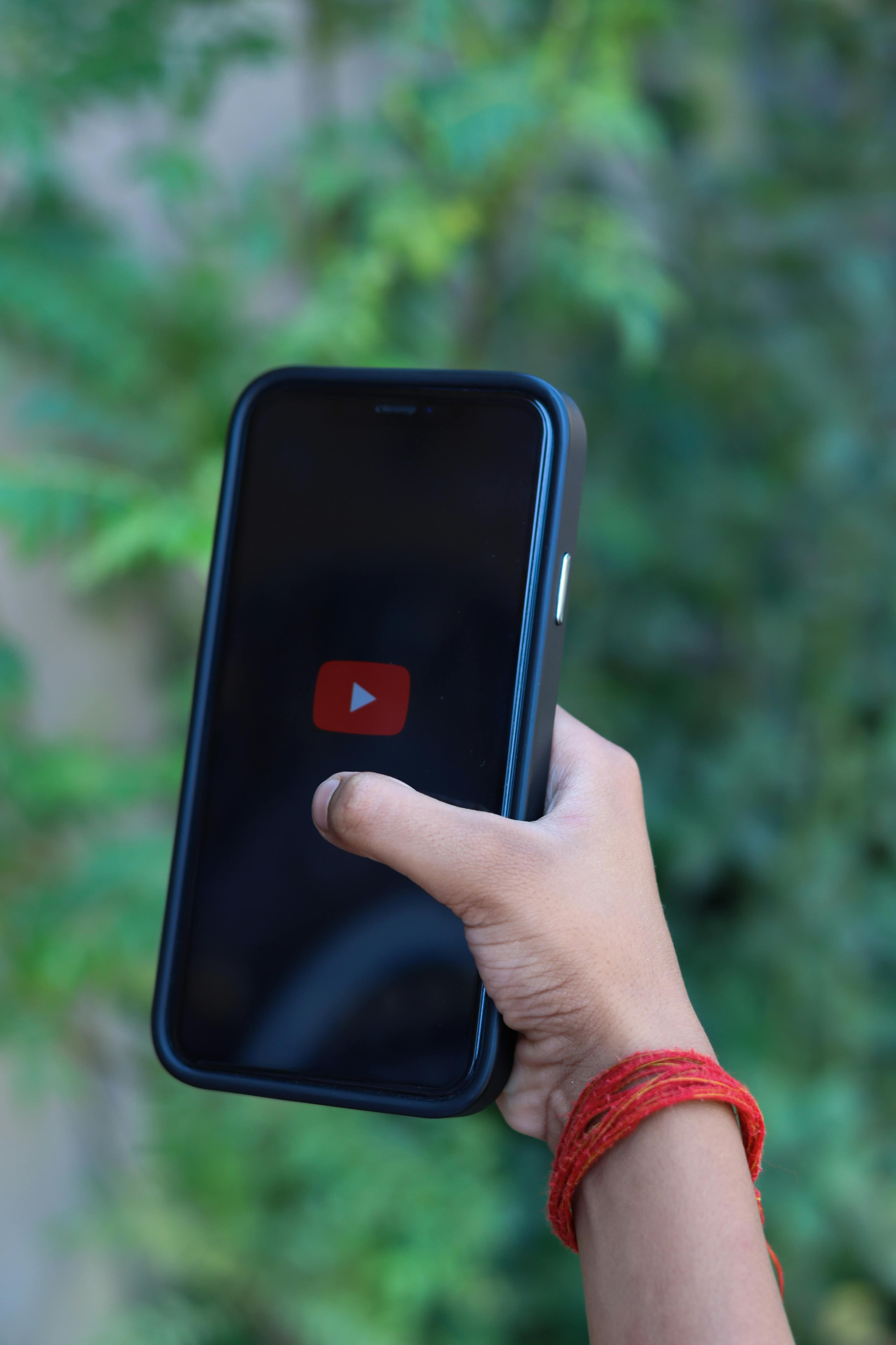 Smartphone exibindo o logo do YouTube