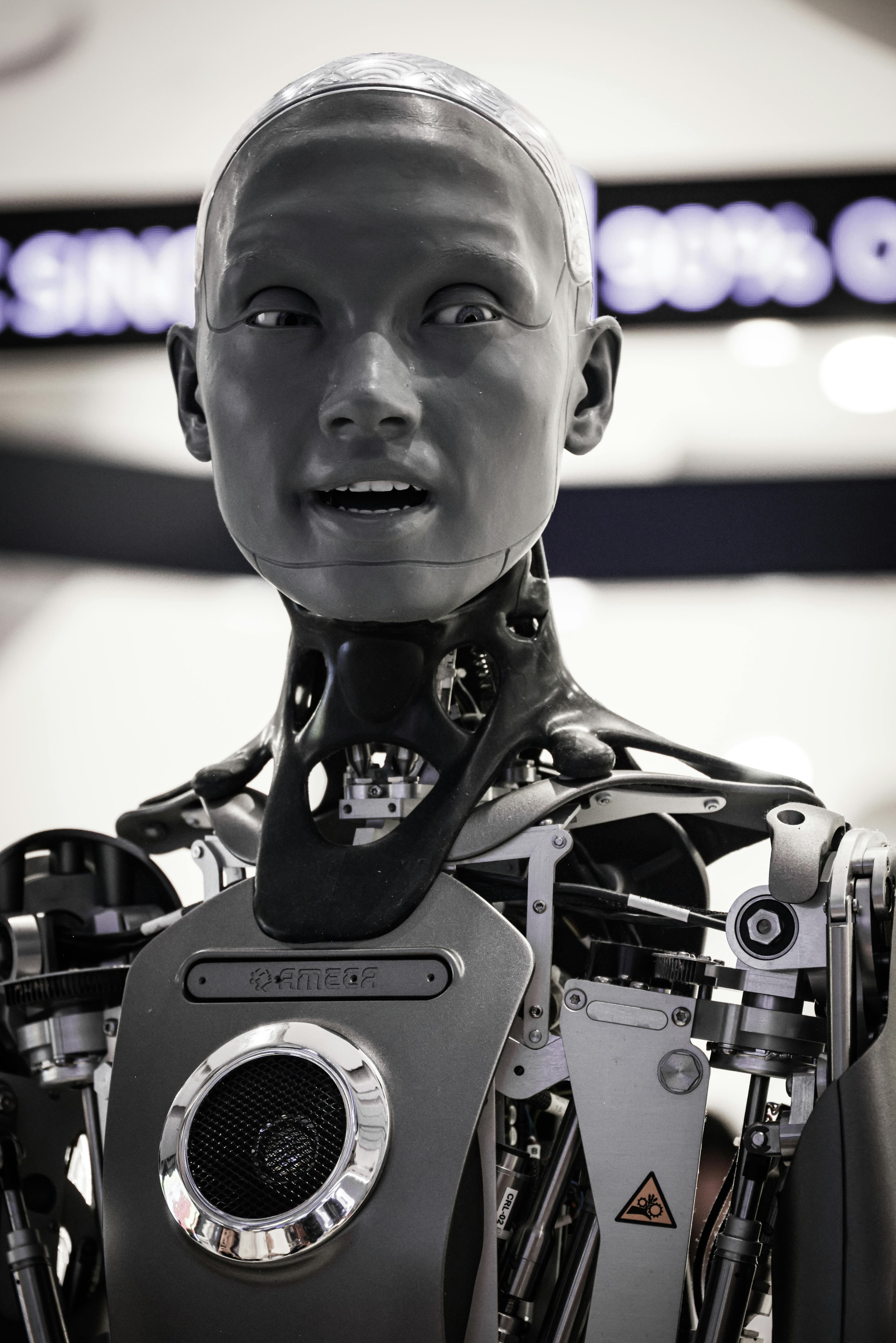 Robô humanoide em exposição com detalhes mecânicos e iluminação moderna