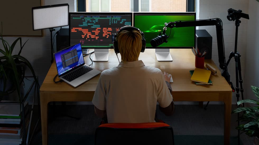 Final Cut Pro aberto em um MacBook Pro com múltiplas telas mostrando o app em uso