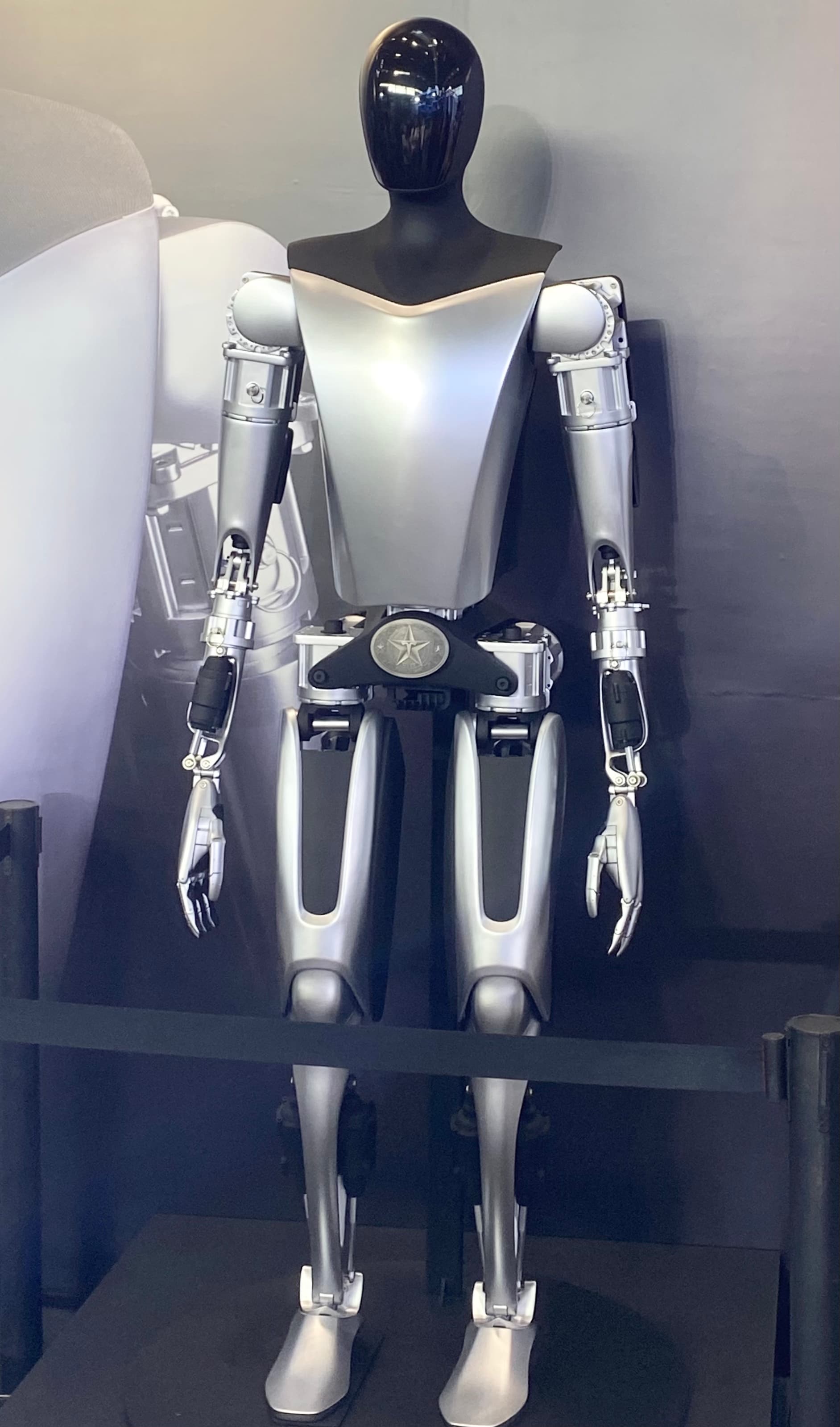 Robô humanoide Optimus da Tesla em exposição