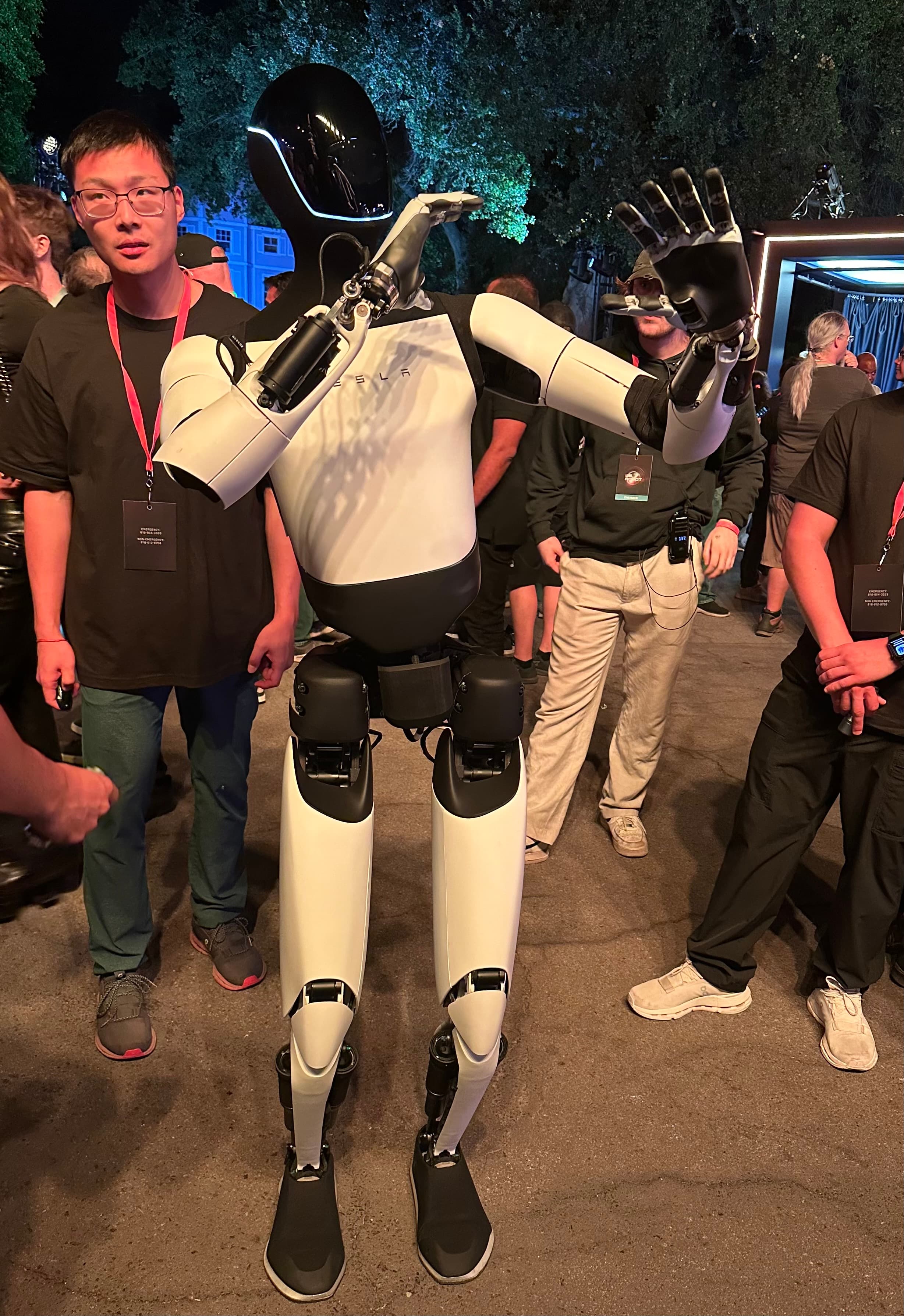 Robô humanoide Tesla Optimus em demonstração pública